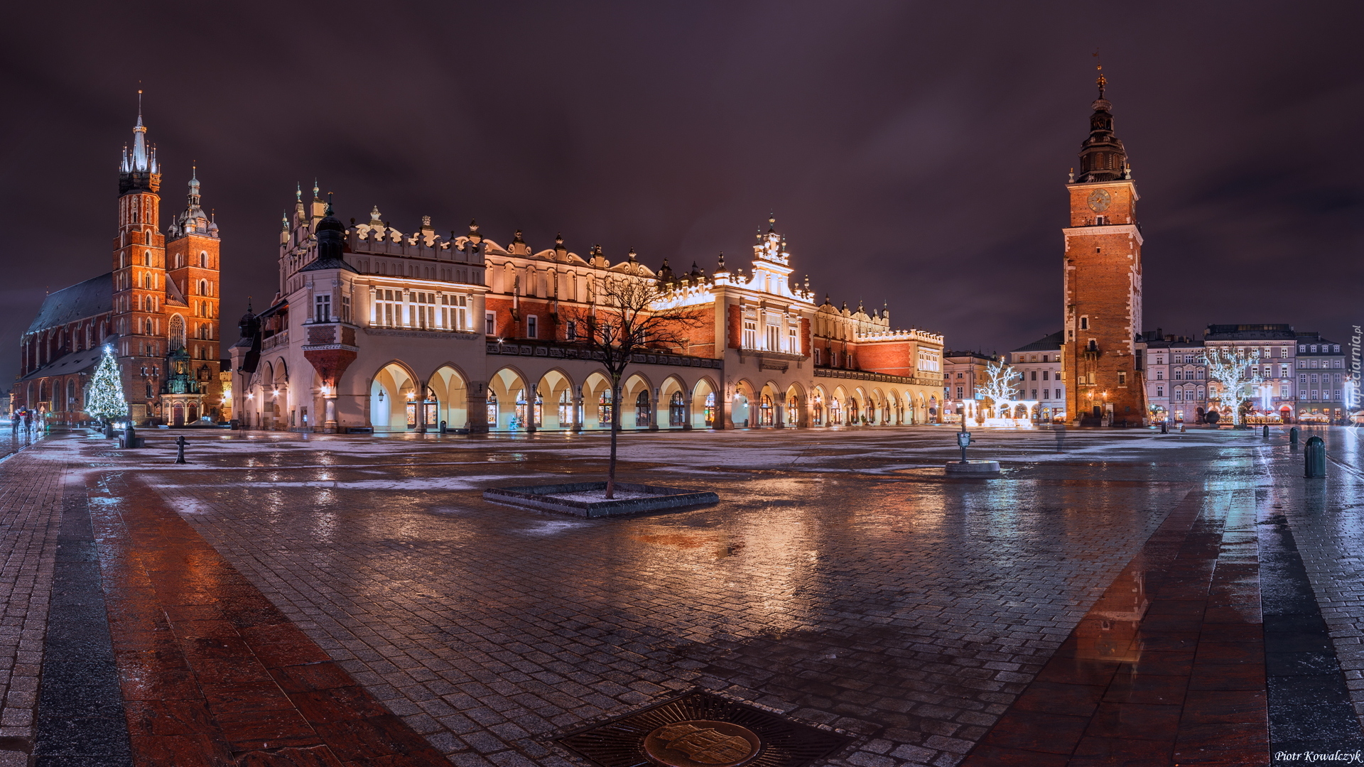 Polska, Kraków, Rynek Głowny, Zabytki, Sukiennice, Kościół Mariacki, Kościół Wniebowzięcia Najświętszej Marii Panny, Wieża ratuszowa, Noc