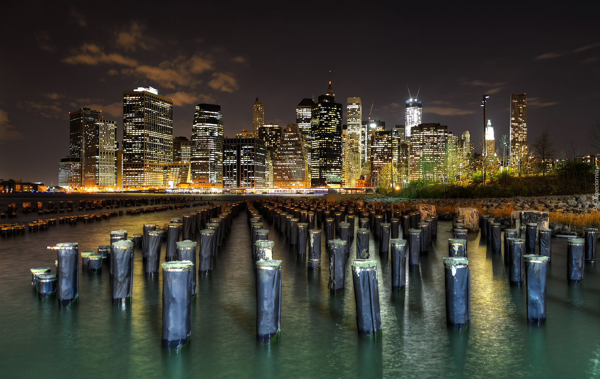 Stany Zjednoczone, Nowy Jork, Manhattan, Cieśnina East River, Wieżowce, Miasto nocą