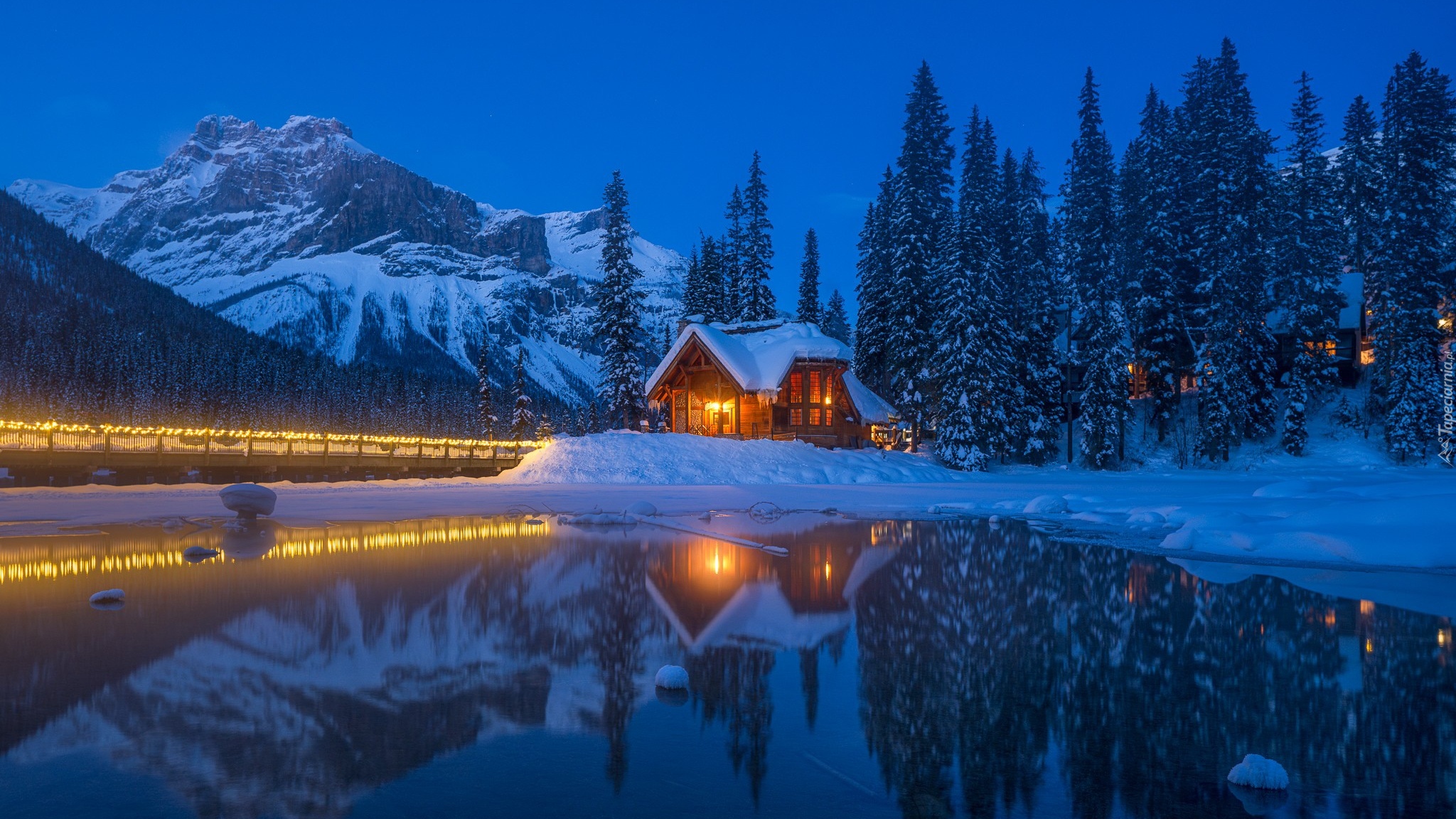 Kanada, Alberta, Park Narodowy Yoho, Jezioro, Emerald Lake, Góry, Dom, Most, Oświetlony, Zima, Drzewa