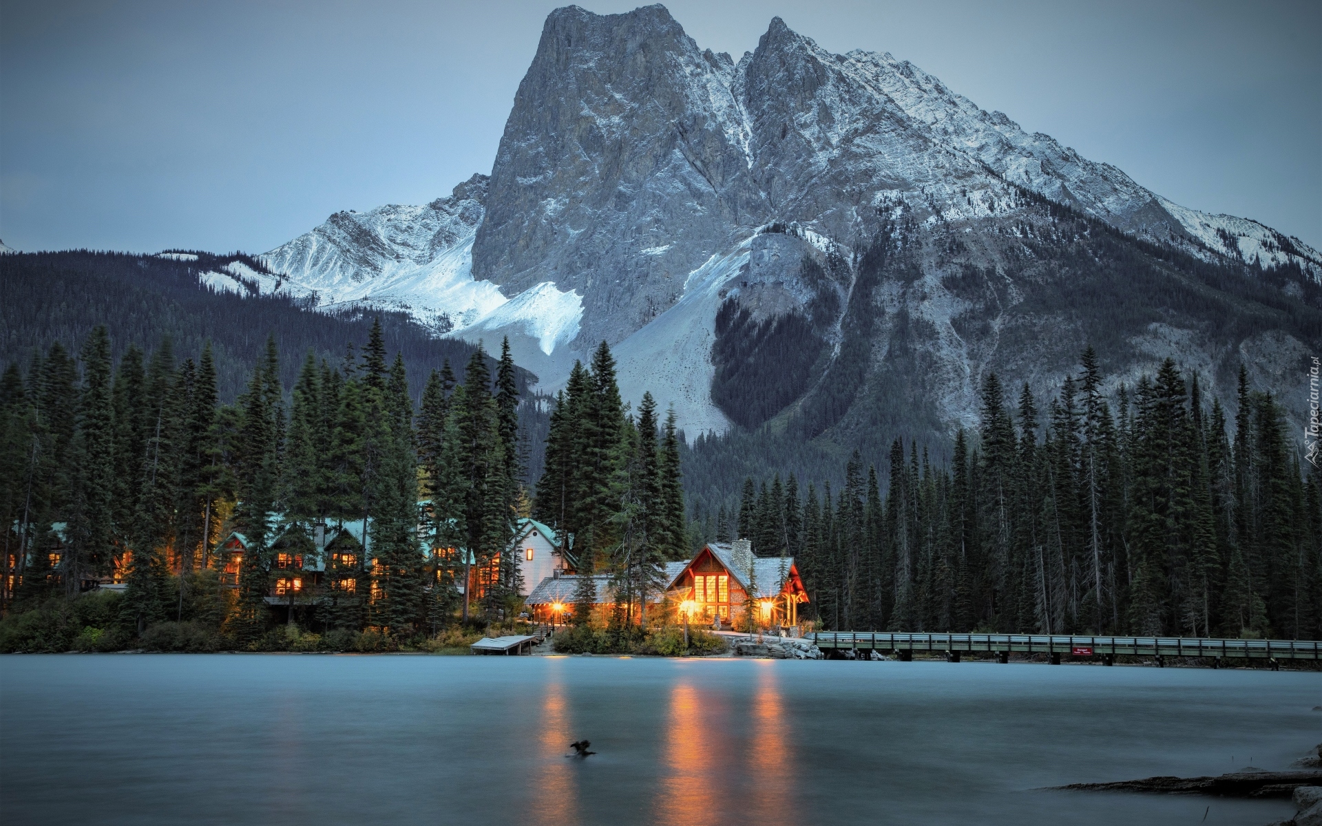 Park Narodowy Yoho, Góry, Drzewa, Jezioro, Emerald Lake, Oświetlony, Dom, Most, Chmury, Prowincja Kolumbia Brytyjska, Kanada