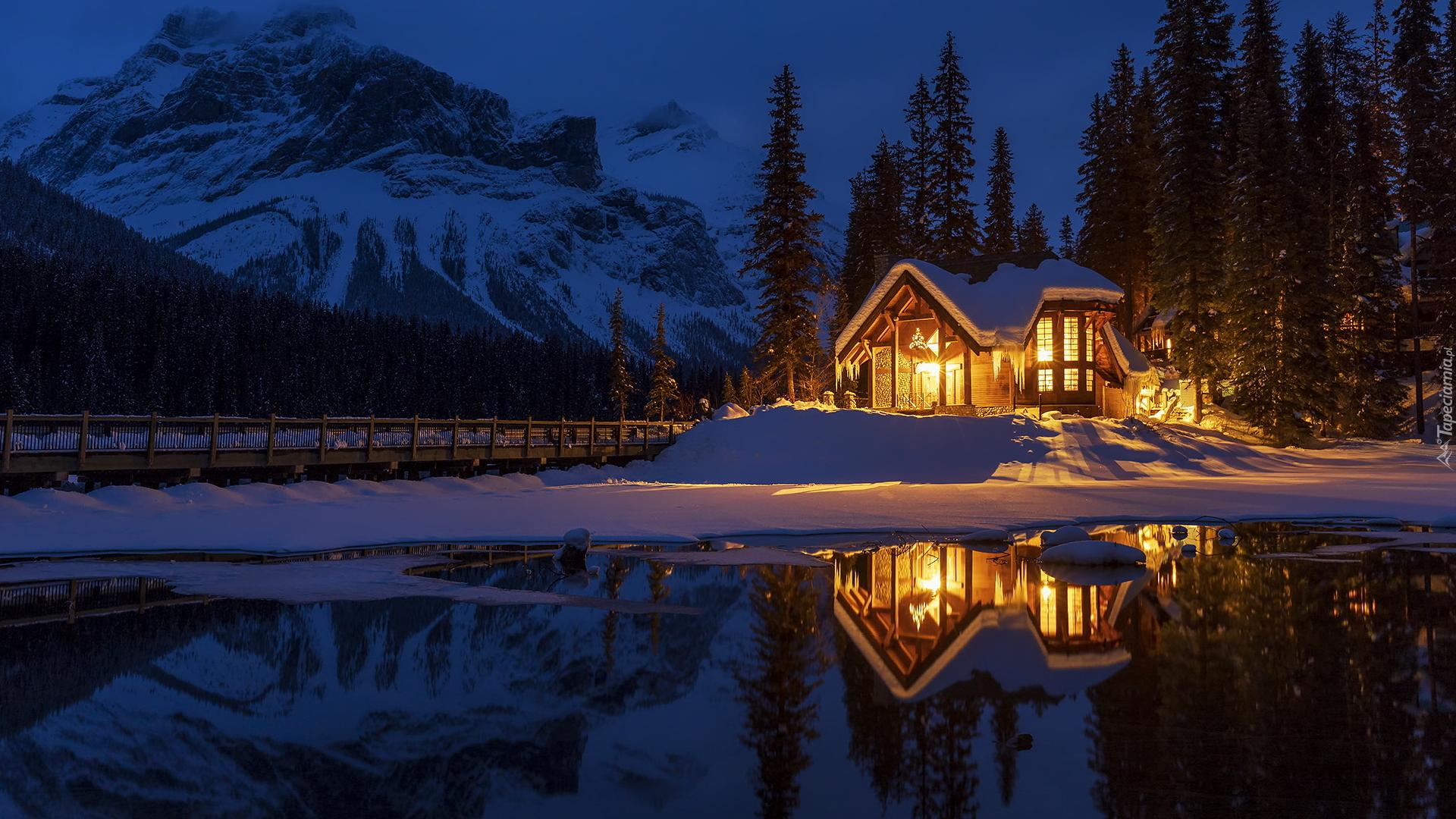 Park Narodowy Yoho, Zima, Oświetlony, Dom, Most, Jezioro, Emerald Lake, Góry, Drzewa, Noc, Prowincja Kolumbia Brytyjska, Kanada