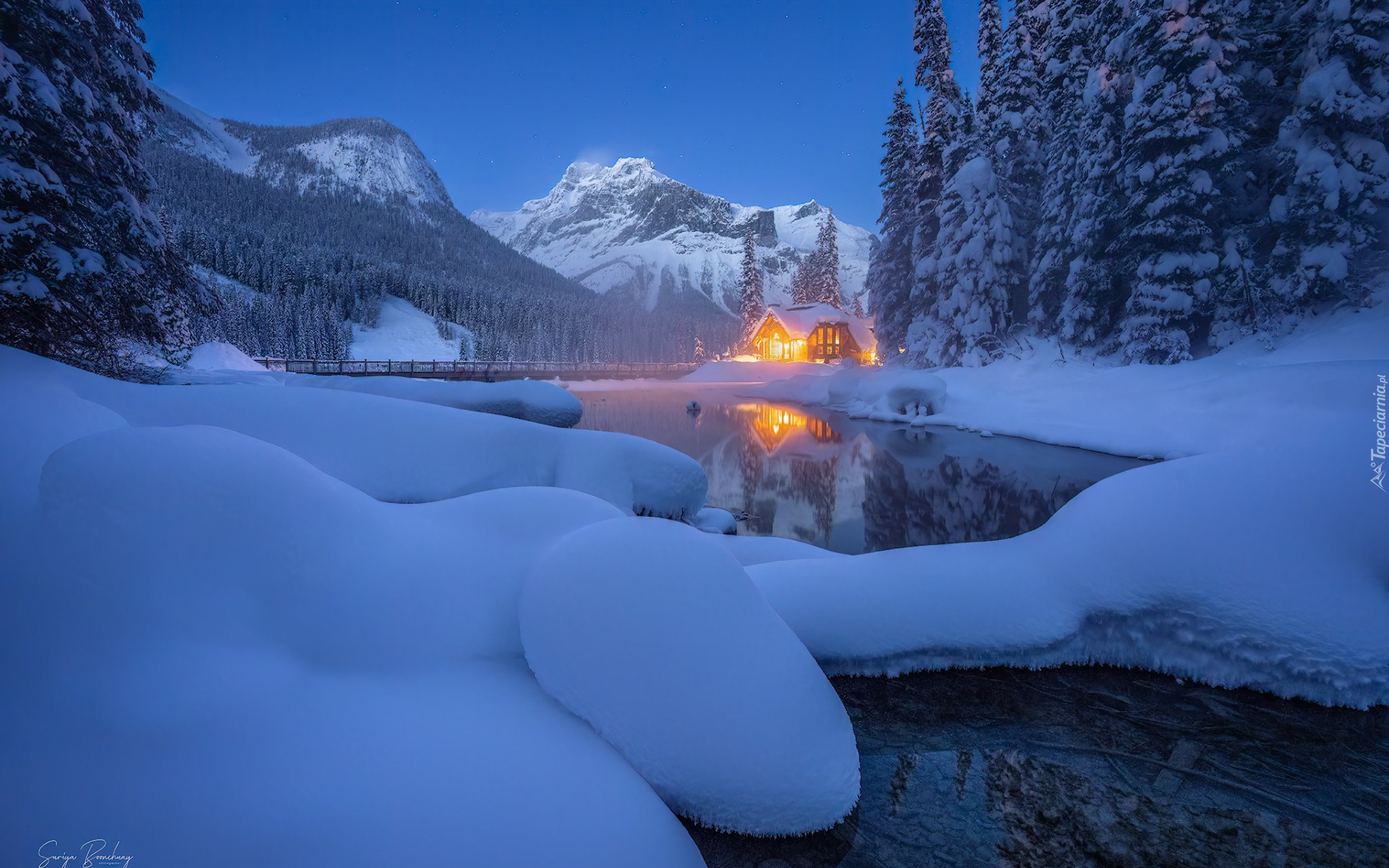 Kanada, Kolumbia Brytyjska, Park Narodowy Yoho, Góry, Jezioro, Emerald Lake, Zima, Zaspy, Drzewa, Dom, Oświetlony