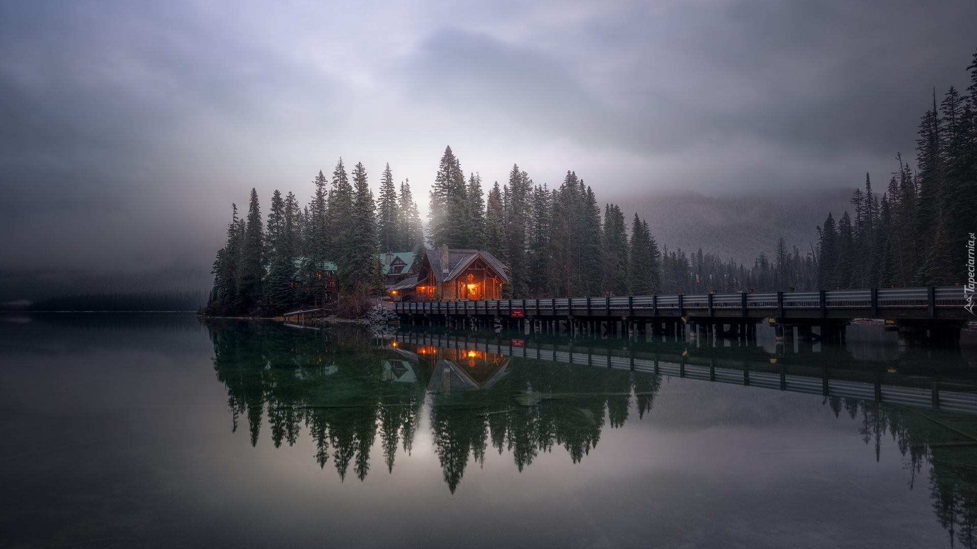 Park Narodowy Yoho, Jezioro Emerald Lake, Oświetlony, Dom, Most, Góry, Las, Chmury, Prowincja Kolumbia Brytyjska, Kanada