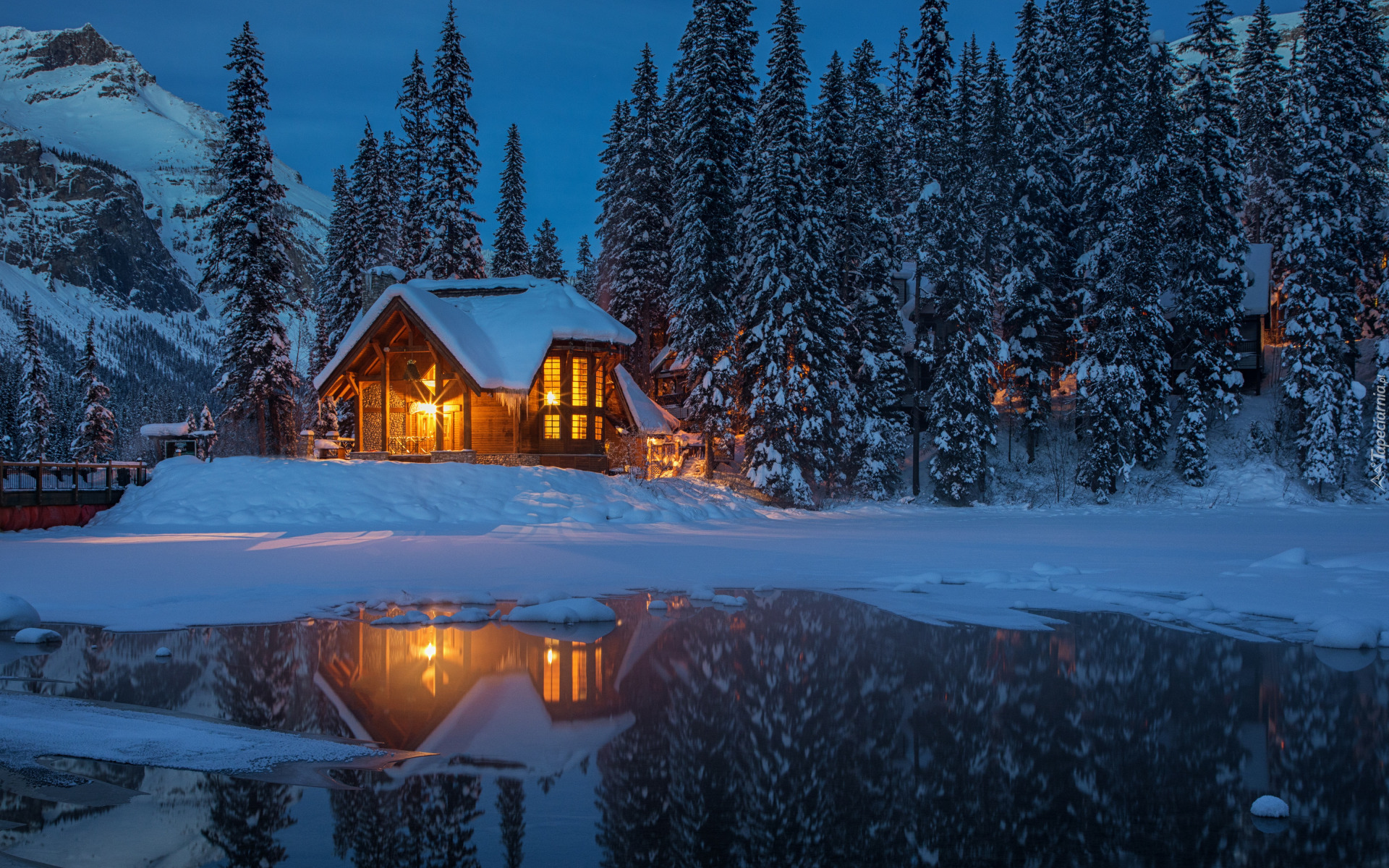 Zima, Las, Śnieg, Drzewa, Góry, Wieczór, Dom, Światła, Jezioro, Emerald Lake, Park Narodowy Yoho, Kanada