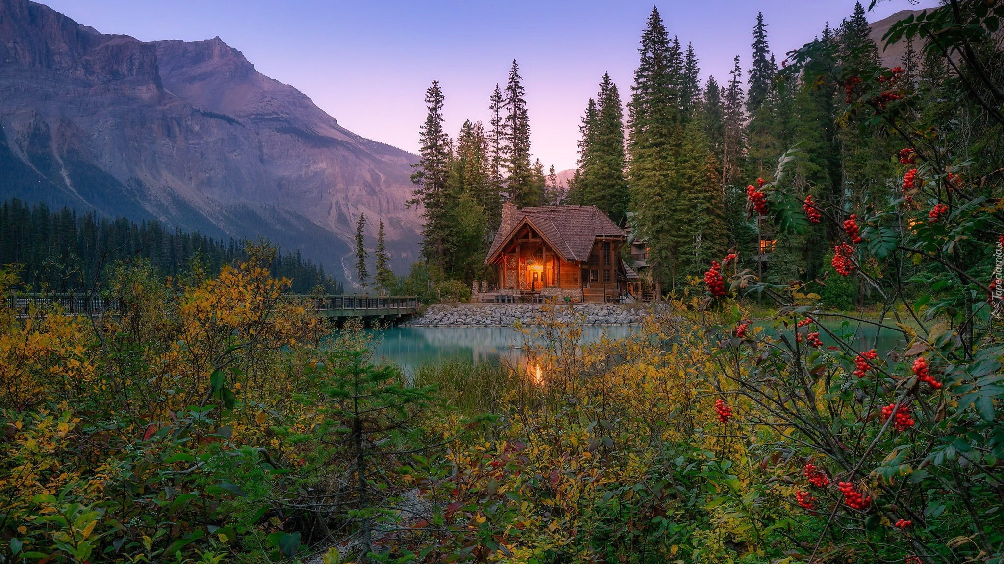 Kanada, Park Narodowy Yoho, Góry, Jezioro, Emerald Lake, Drzewa, Jesień, Dom