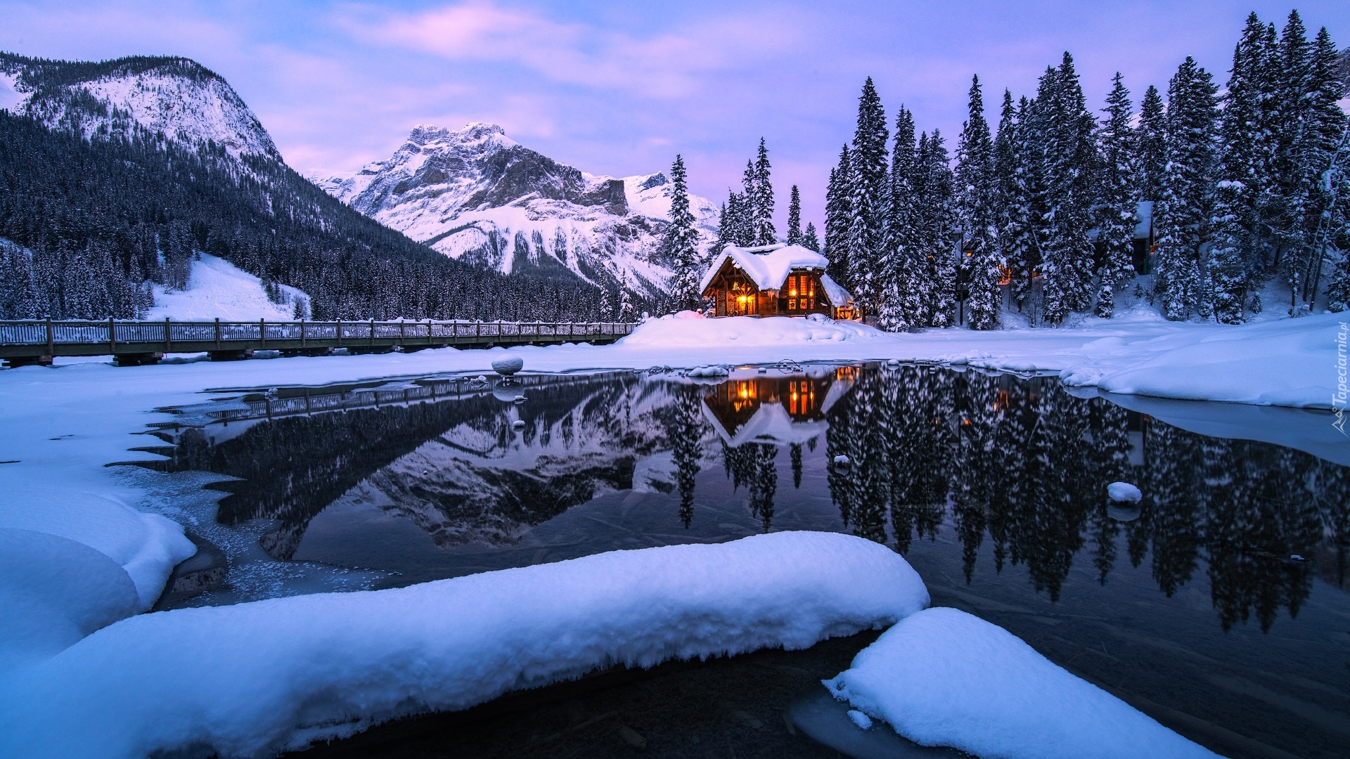 Park Narodowy Yoho, Zima, Oświetlony, Dom, Most, Jezioro, Emerald Lake, Góry, Drzewa, Kolumbia Brytyjska, Kanada