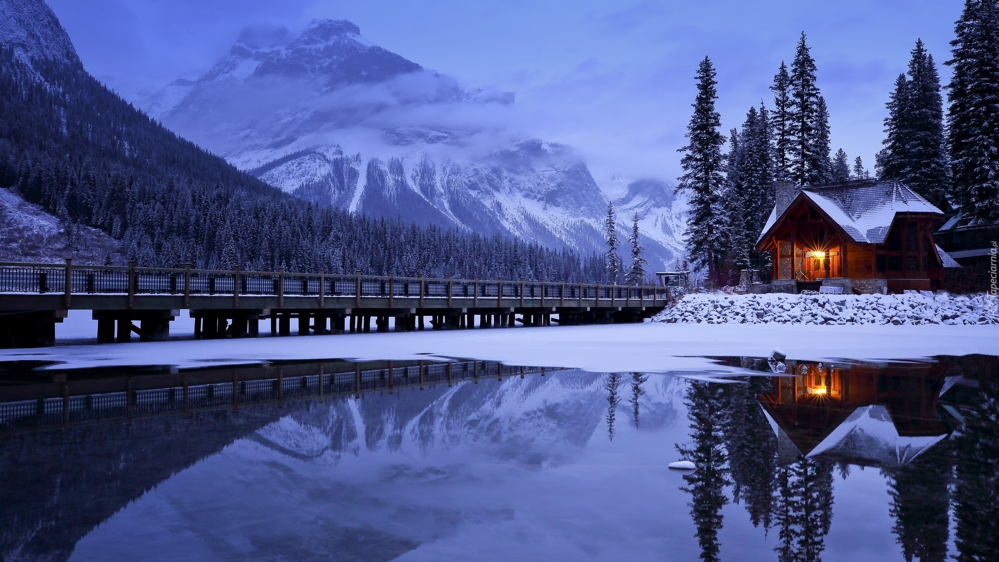  Zima, Park Narodowy Yoho, Jezioro Emerald Lake, Dom, Most, Góry, Las, Prowincja Kolumbia Brytyjska, Kanada