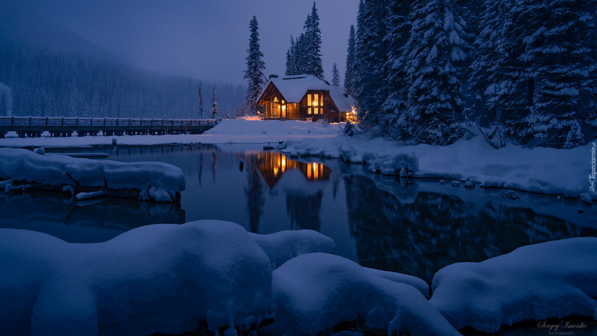 Zima, Zaspy, Oświetlony, Dom, Most, Jezioro, Emerald Lake, Góry, Drzewa, Park Narodowy Yoho, Prowincja Kolumbia Brytyjska, Kanada