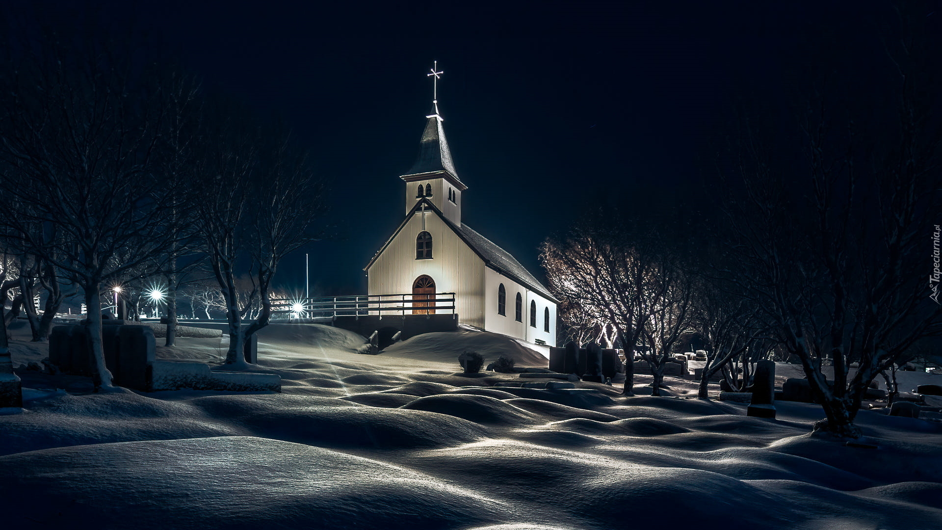 Oświetlony, Kościół Lagafellskirkja, Drzewa, Zima, Noc, Mosfellsbaer, Islandia