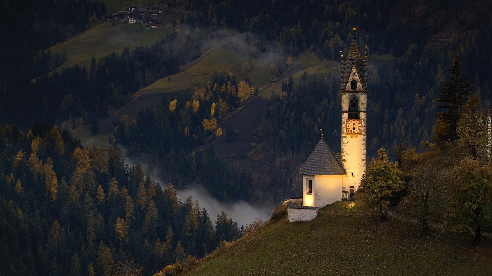 Włochy, Południowy Tyrol, Dolomity, Góry, Drzewa, Mgła, Noc, Kościół