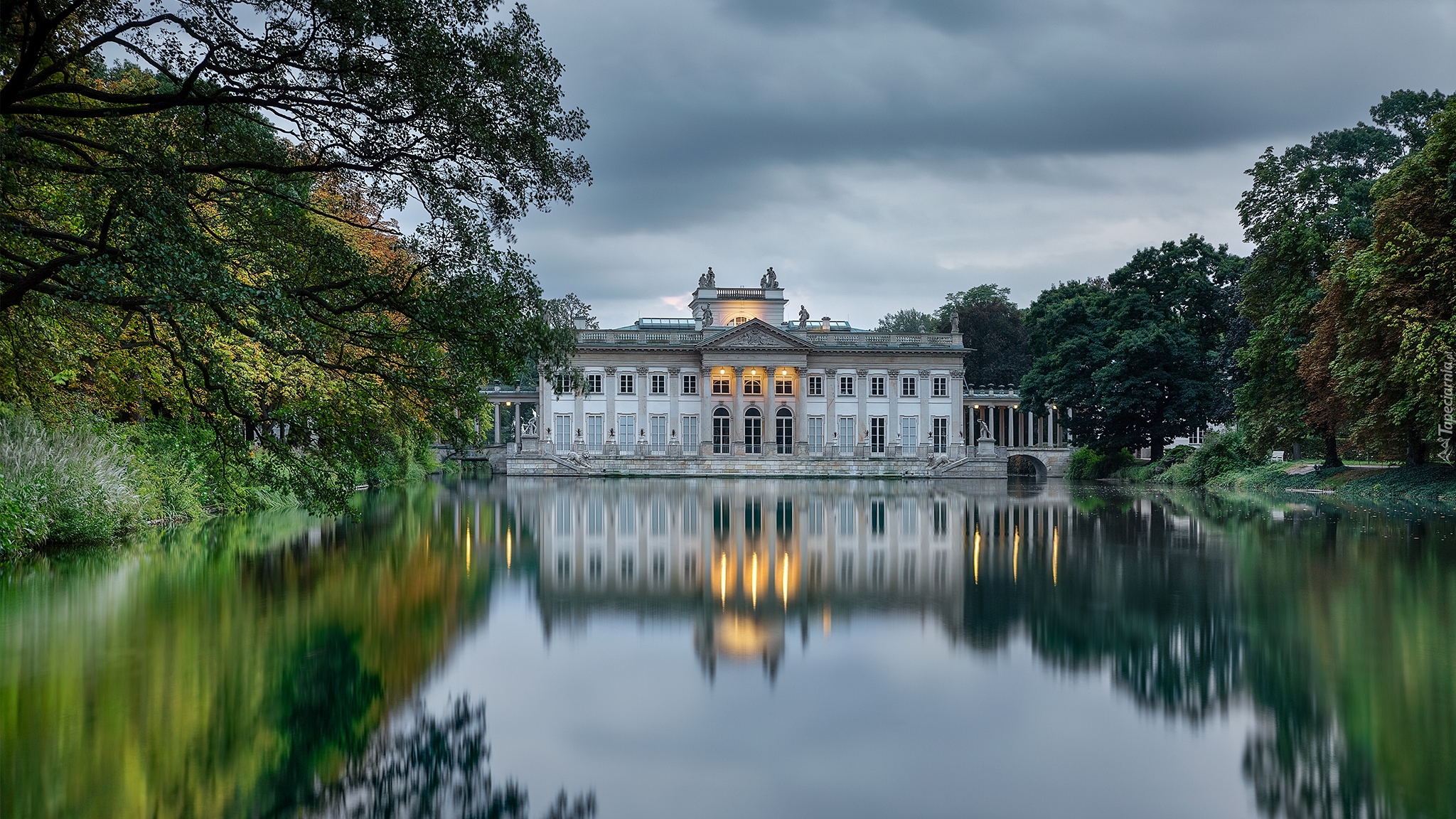 Zachód słońca, Pałac na Wyspie, Staw, Drzewa, Łazienki Królewskie, Warszawa, Polska