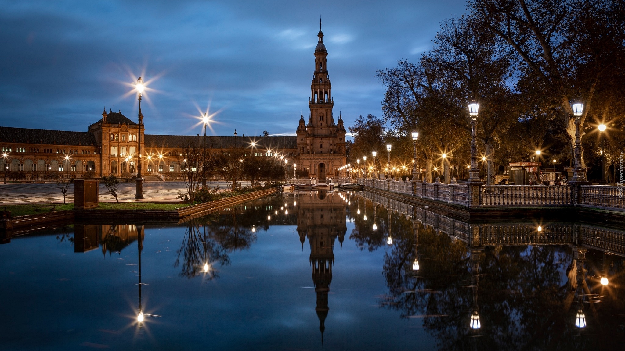 Plac Hiszpański, Pawilon, Budynek, Latarnie, Drzewa, Park Marii Luizy, Sewilla, Hiszpania