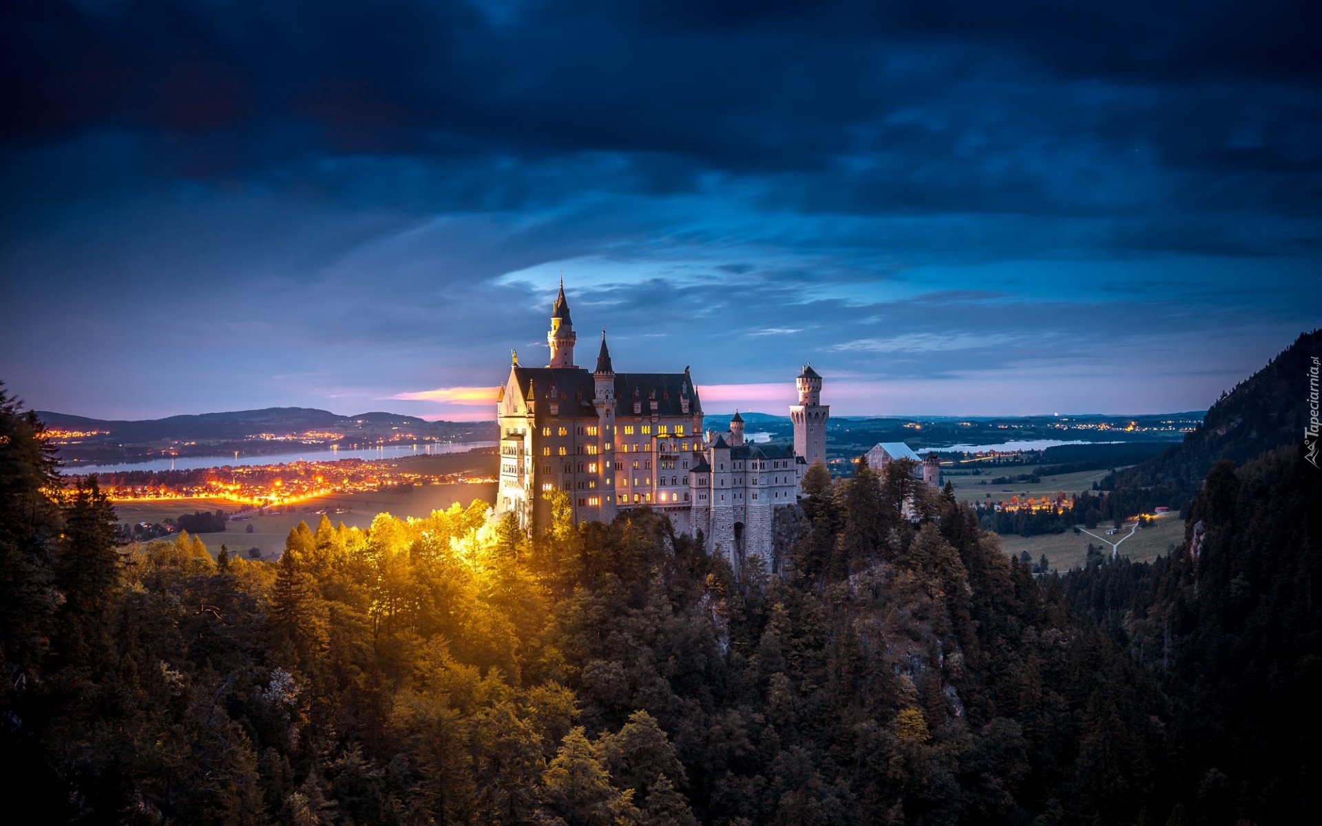 Zamek Neuschwanstein, Noc, Góry, Światła, Drzewa, Wzgórze, Chmury, Gmina Schwangau, Bawaria, Niemcy