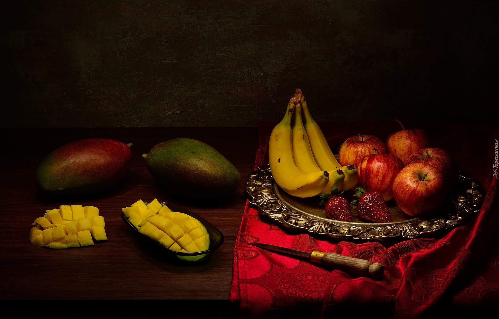 Owoce, Mango, Banany, Truskawki, Jabłka, Patera, Stół, Nóż, Obrus
