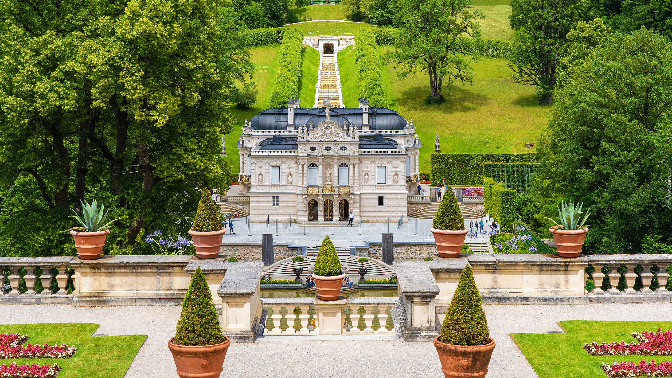 Niemcy, Bawaria, Ettal, Pałac Linderhof, Park, Drzewa