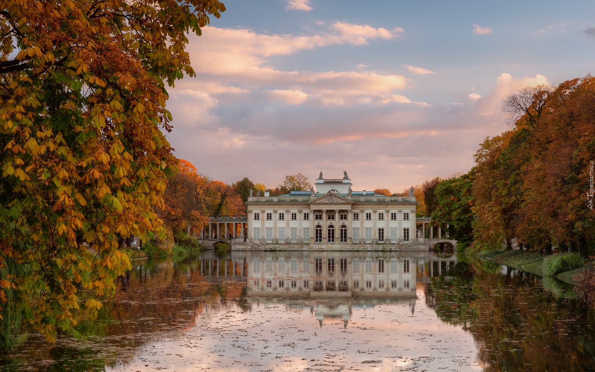 Jesień, Pałac, Staw, Drzewa, Chmury, Łazienki Królewskie, Warszawa, Polska