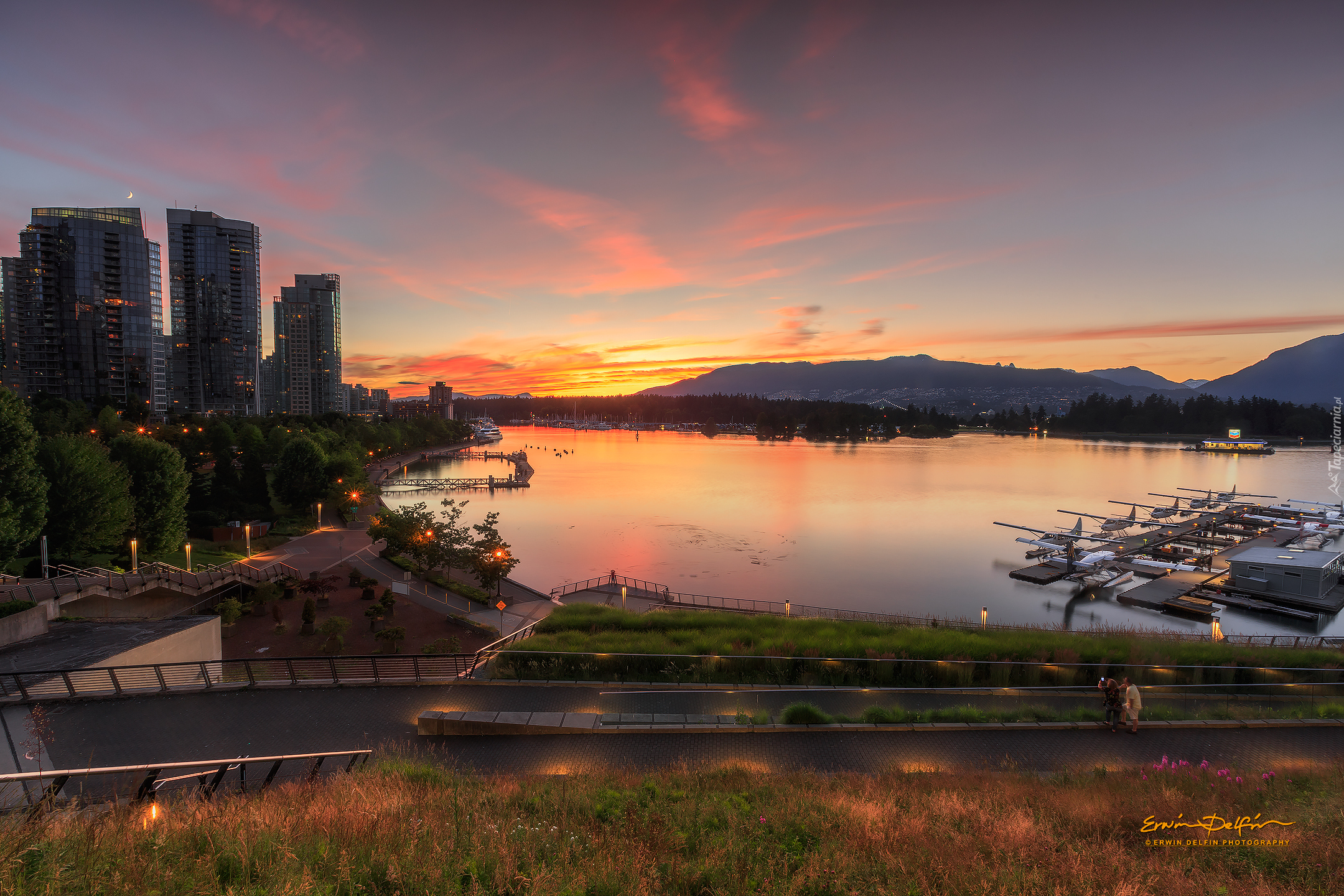 Żaglówki, Wieżowce, Góry, Drzewa, Wschód słońca, Chmury, Zatoka, Przystań, Coal Harbour, Vancouver, Kanada