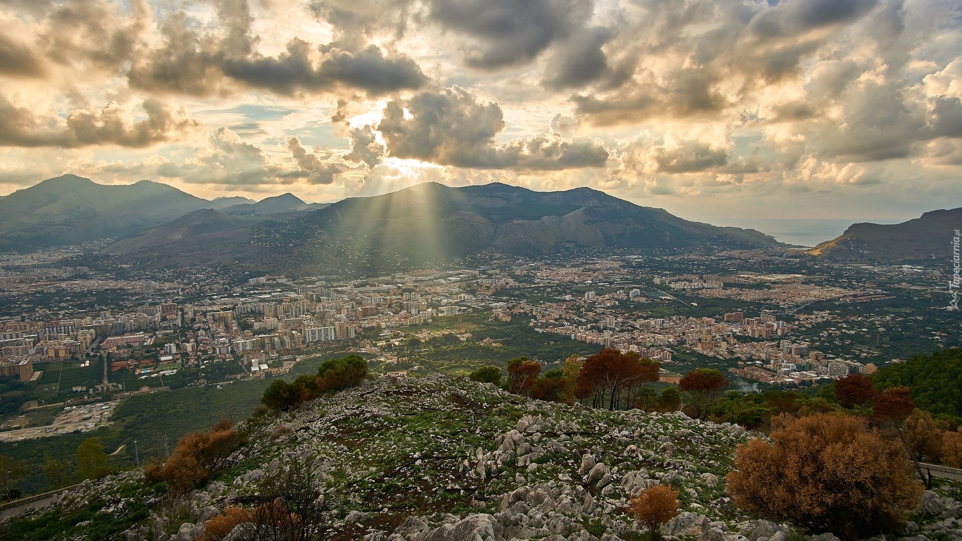 Góry, Przebijające słońce, Chmury, Miasto, Palermo, Włochy