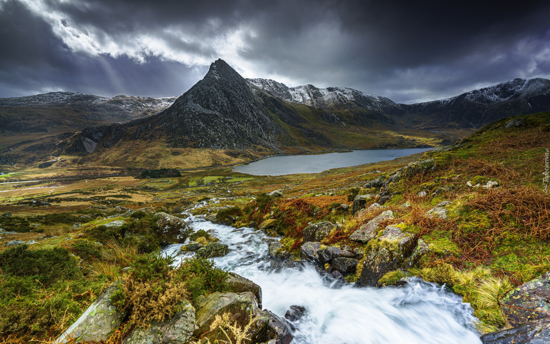 Anglia, Walia, Park Narodowy Snowdonia, Góry, Jezioro Ogwen, Strumyk, Kamienie, Rośliny, Chmury