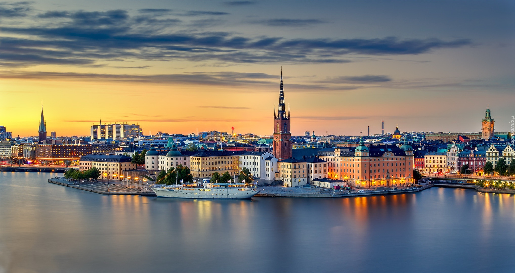 Szwecja, Sztokholm, Wyspa Riddarholmen, Zatoka Riddarfjarden, Statek, Domy, Zachód słońca, Niebo, Chmury