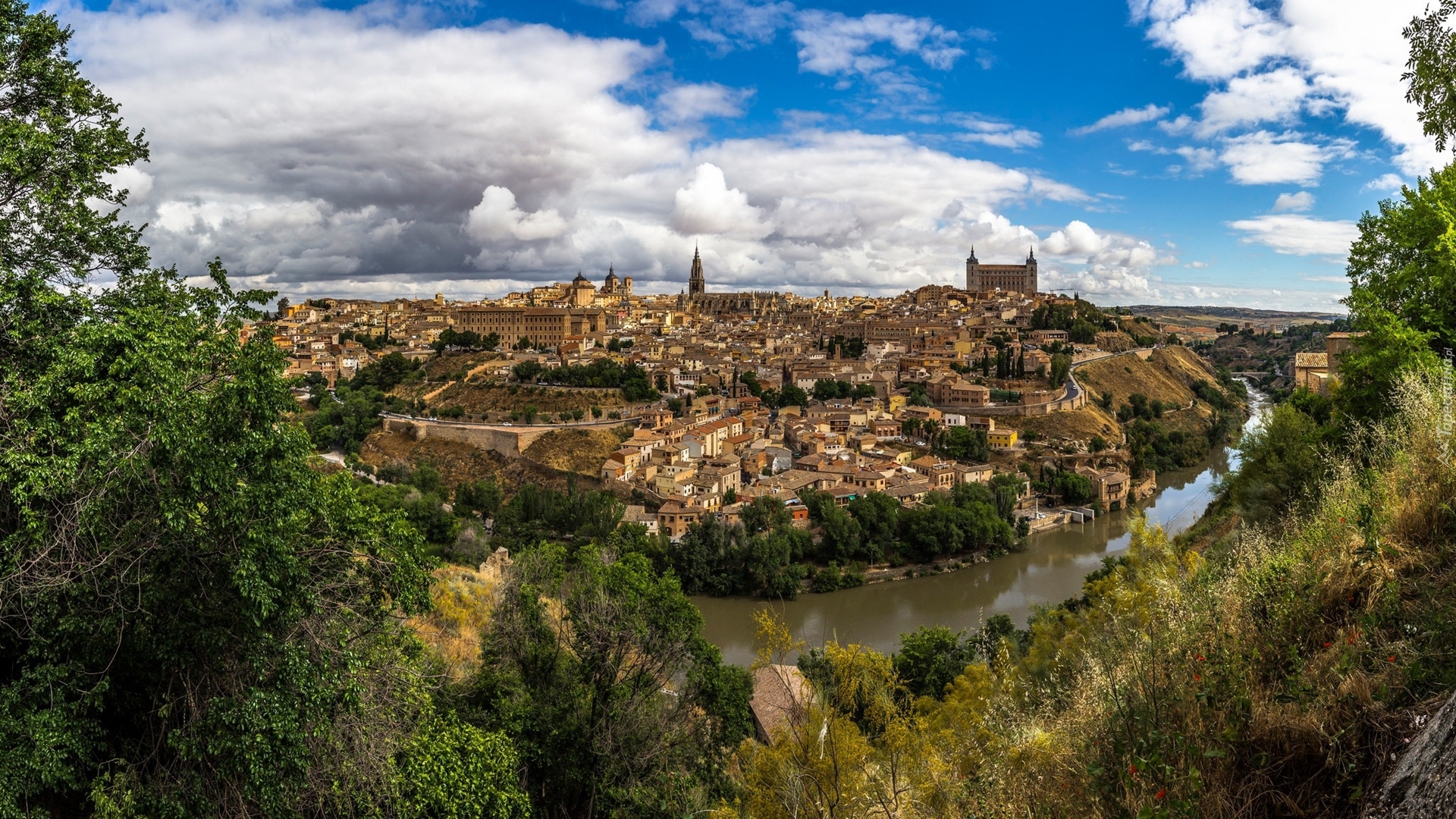 Hiszpania, Miasto Toledo, Rzeka Tag, Budynki, Drzewa, Chmury