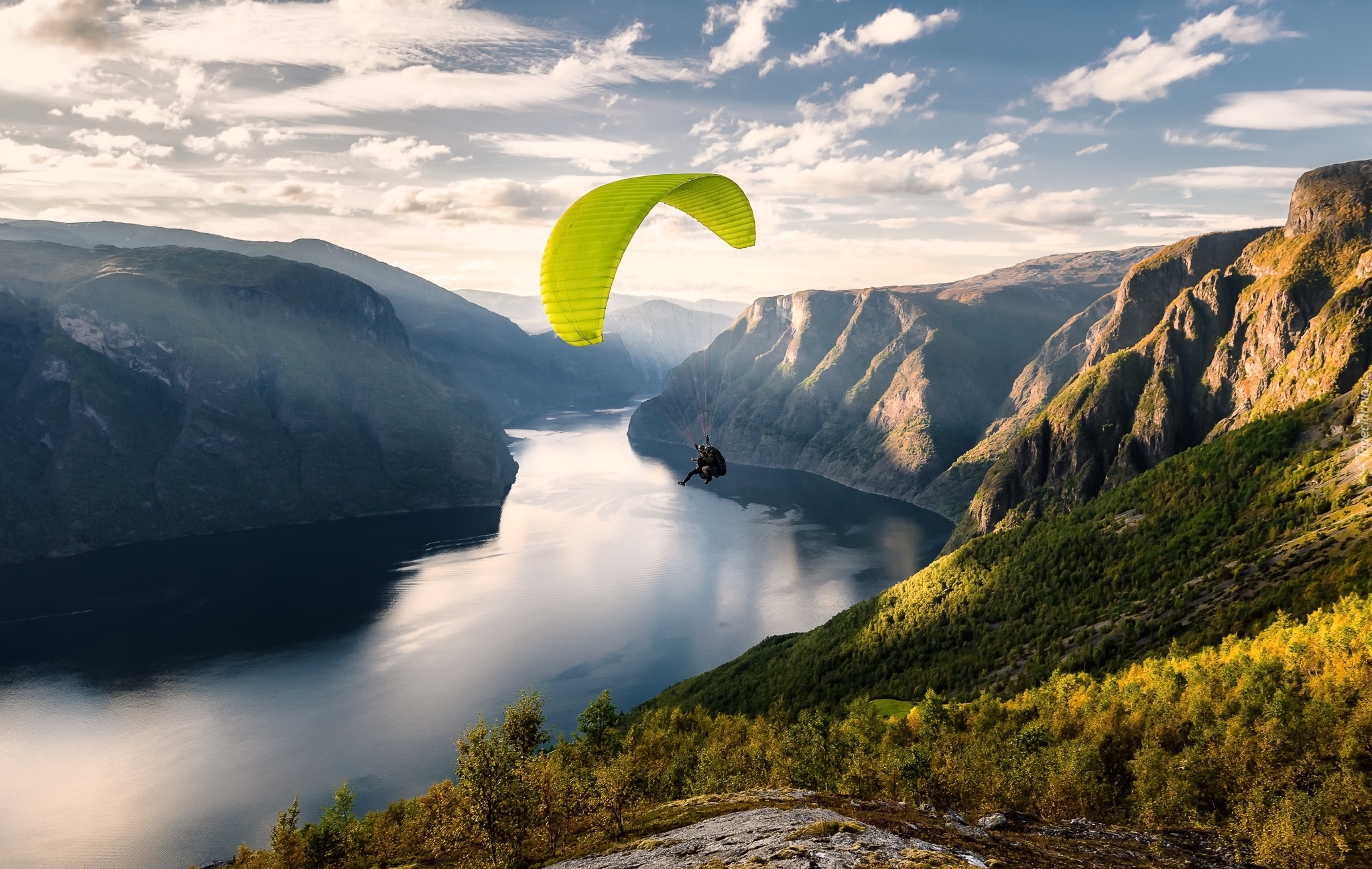 Norwegia, Fiord Aurlandfjord, Góry, Paralotniarz