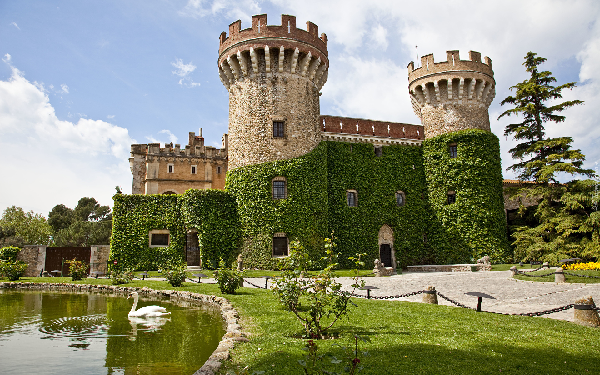 Zamek, Peralada Castle, Wieże, Baszty, Staw, Łabędź, Drzewa, Trawa, Park, Chmury, Region Girona, Katalonia, Hiszpania