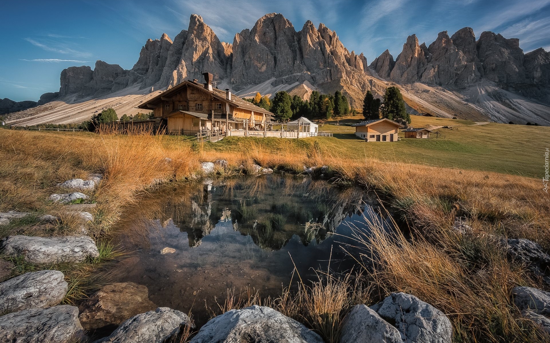 Włochy, Dolomity, Tyrol, Park krajobrazowy Puez Odle, Dom, Góry, Chmury, Drzewa, Kałuża, Kamienie, Trawa