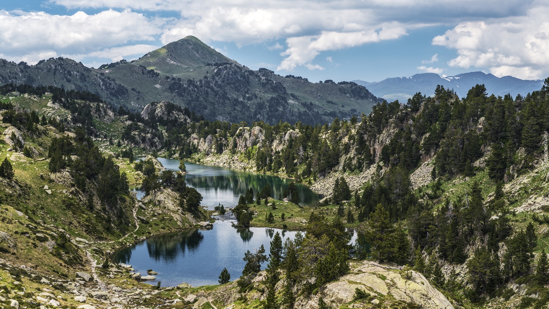 Góry, Pireneje, Jeziora, Jezioro Estanh Redon, Jezioro Colomers, Park Narodowy Aiguestortes i Estany de Sant Maurici, Drzewa, Chmury, Hiszpania