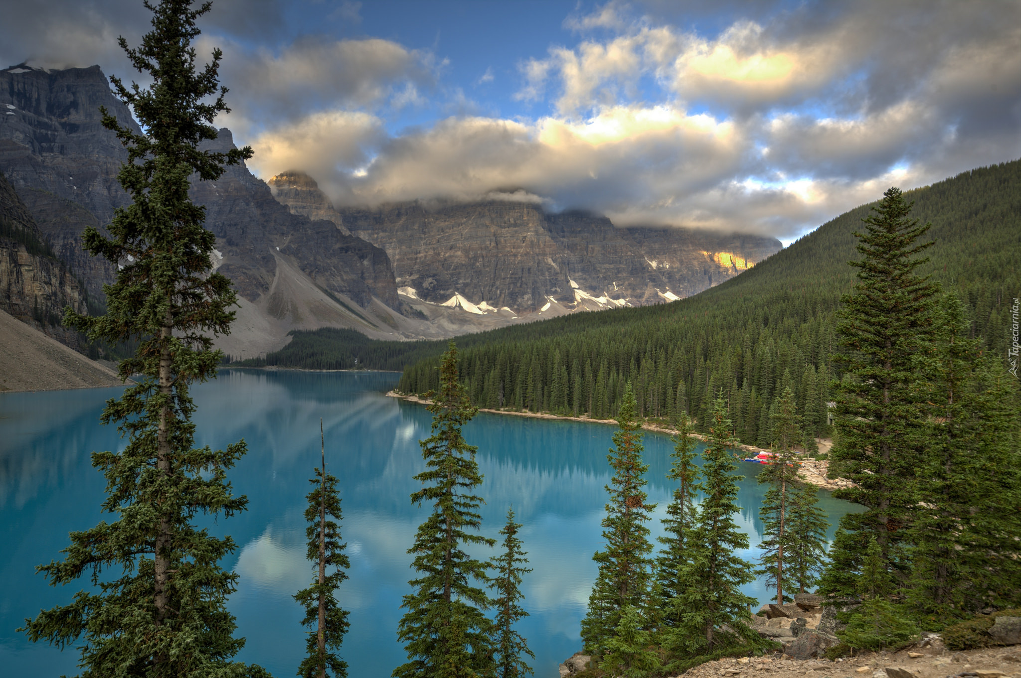 Kanada, Alberta, Park Narodowy Banff, Jezioro Moraine, Las, Drzewa, Góry, Chmury