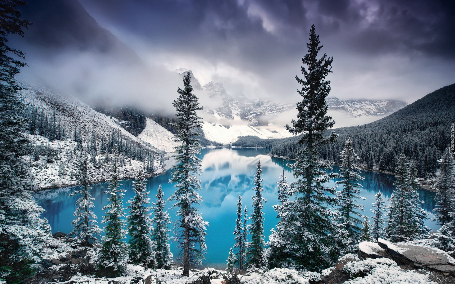 Zima, Śnieg, Góry, Mgła, Chmury, Drzewa, Świerki, Jezioro, Moraine Lake, Prowincja Alberta, Park Narodowy Banff, Kanada