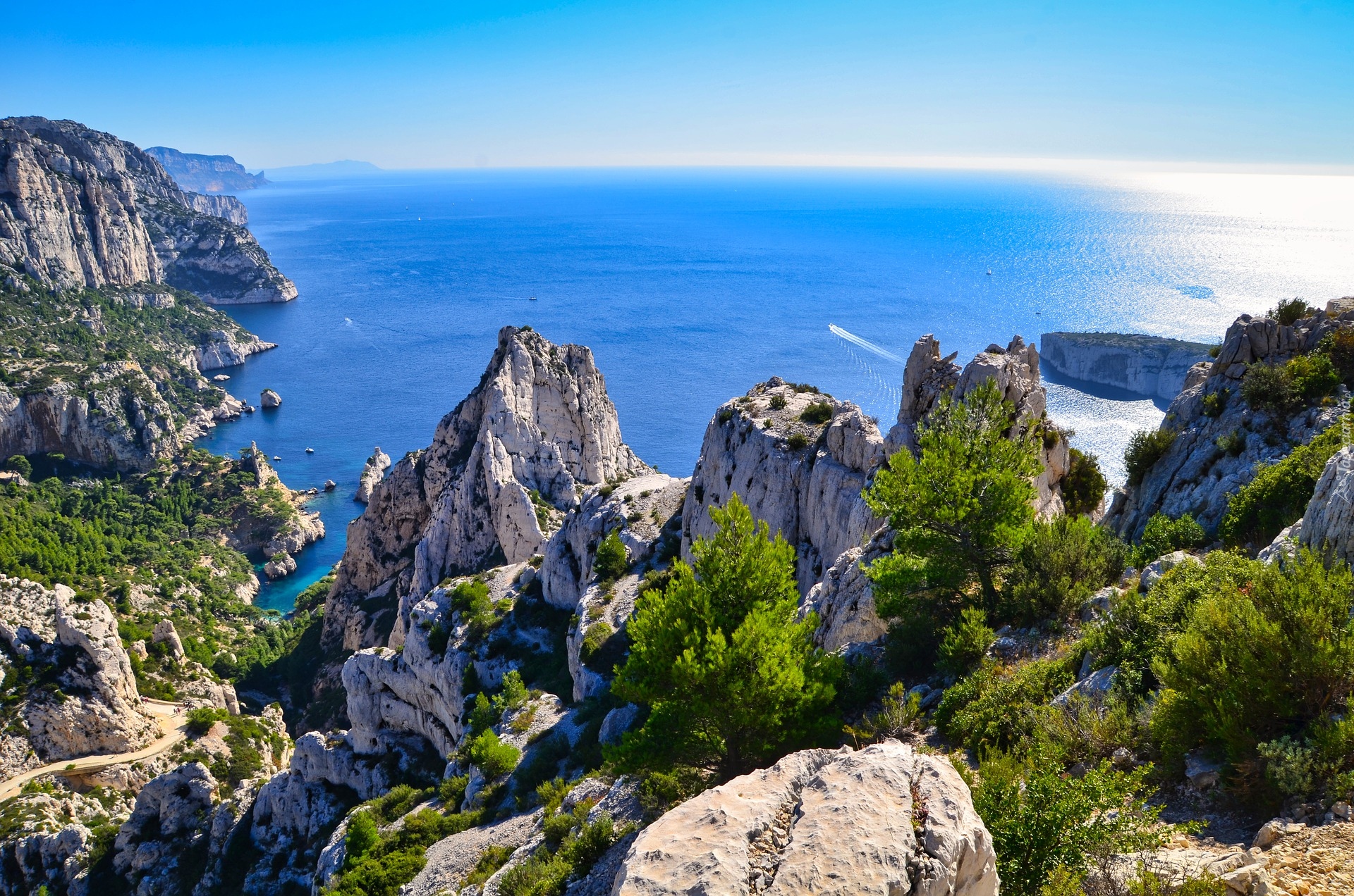 Francja, Morze Śródziemne, Park Narodowy Calanques, Skały, Drzewa