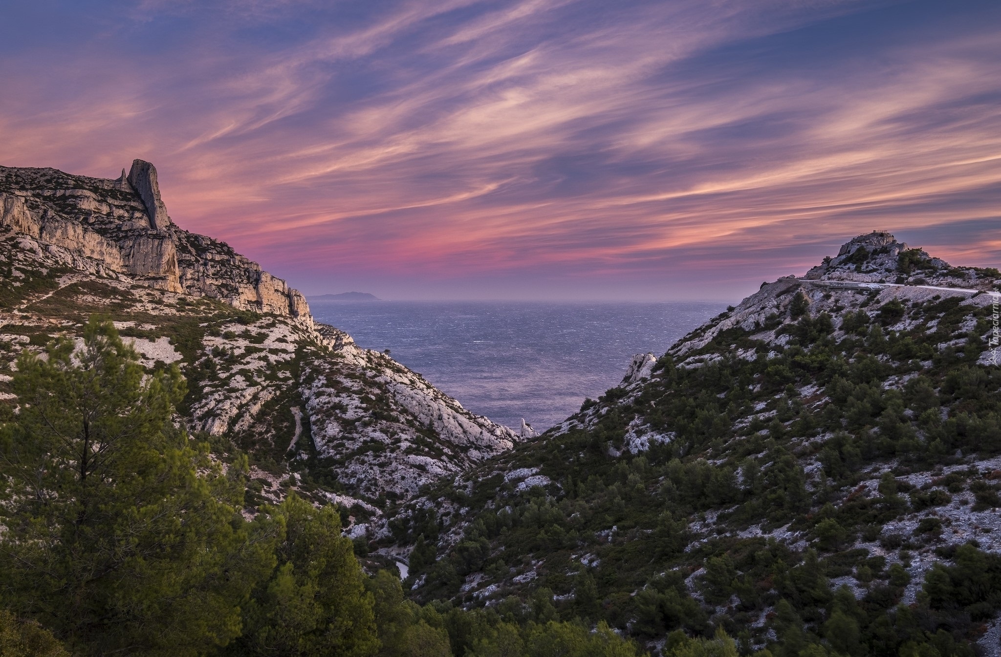 Góry, Skały wapienne, Morze, Park Narodowy Calanques, Marsylia, Francja, Drzewa