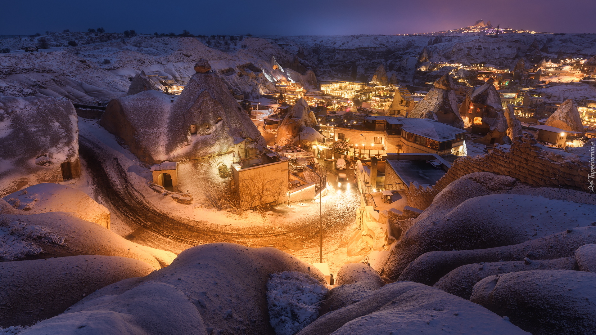 Zima, Miasto Goreme, Oświetlone, Domy, Skały, Wieczór, Park Narodowy Goreme, Kapadocja, Turcja