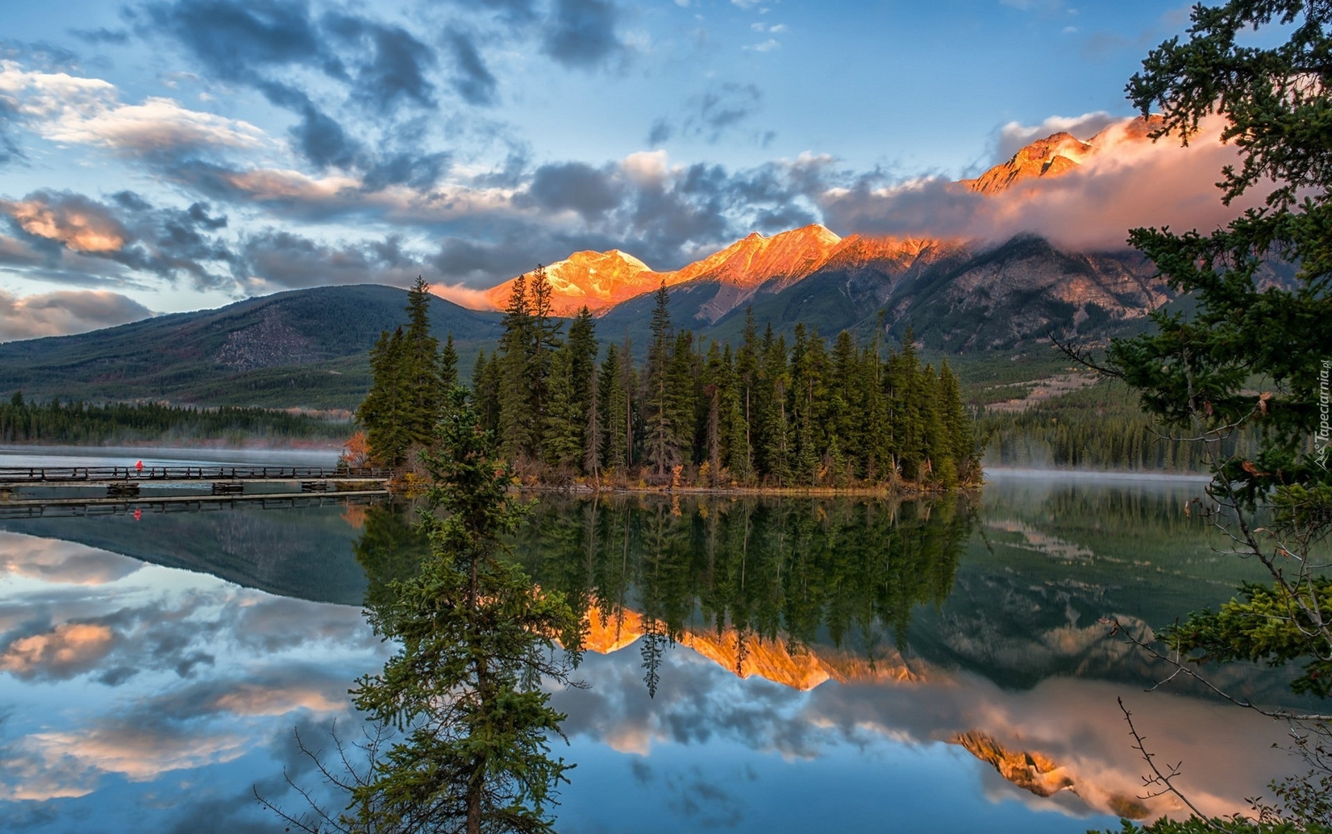 Kanada, Park Narodowy Jasper, Wyspa Pyramid Island, Góry, Jezioro Pyramid Lake, Chmury, Most, Drzewa, Odbicie