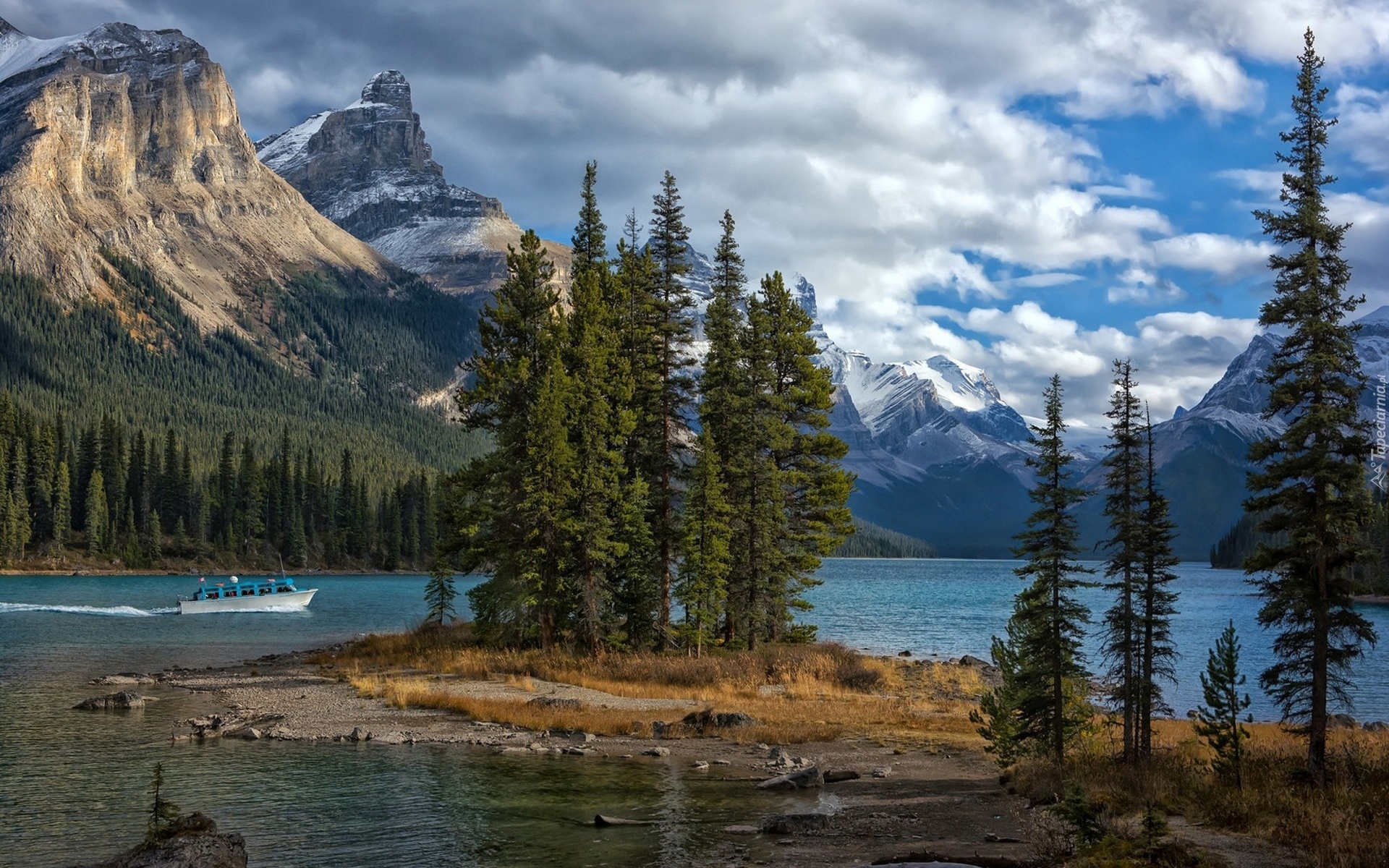 Kanada, Park Narodowy Jasper, Góry, Jezioro Maligne, Motorówka, Wyspa Ducha, Chmury, Drzewa