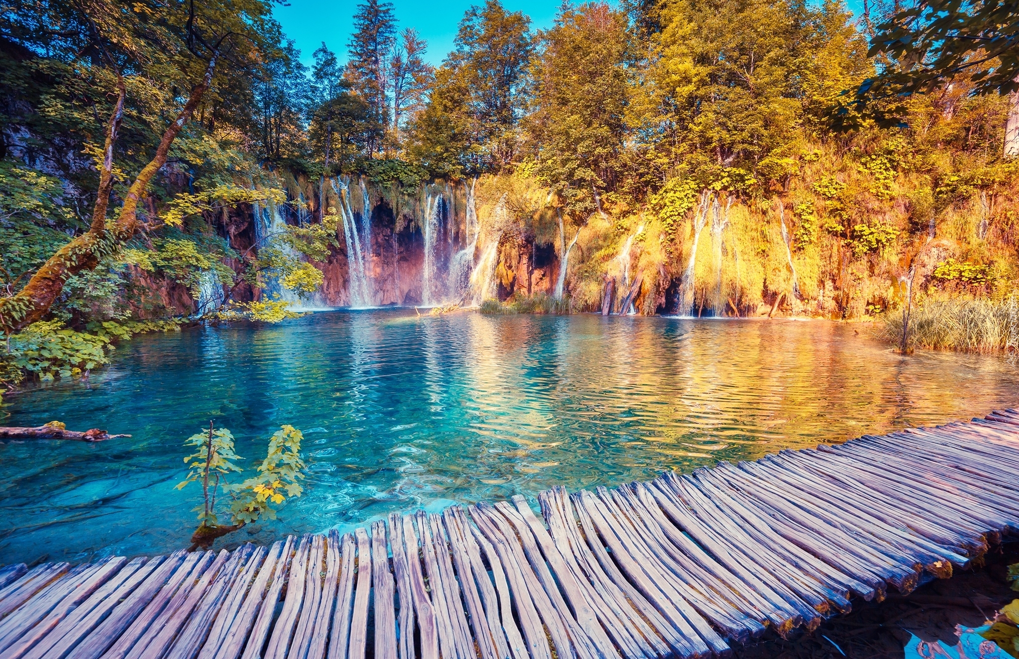 Wodospad, Drzewa, Pomost, Jezioro, Park Narodowy Jezior Plitwickich, Chorwacja
