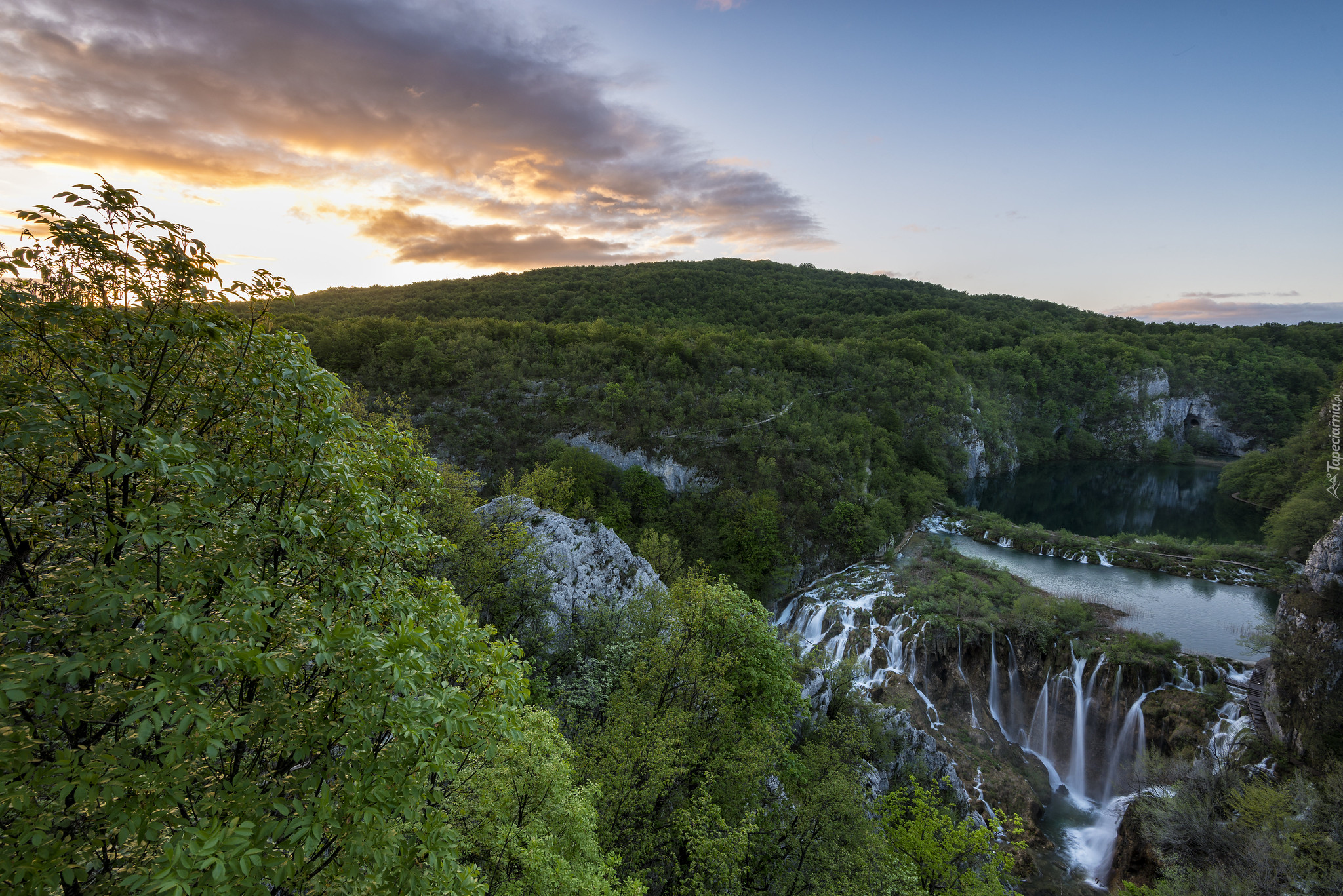 Chorwacja, Park Narodowy Jezior Plitwickich, Jeziora, Wodospad, Skały, Drzewa, Lasy, Zachód słońca