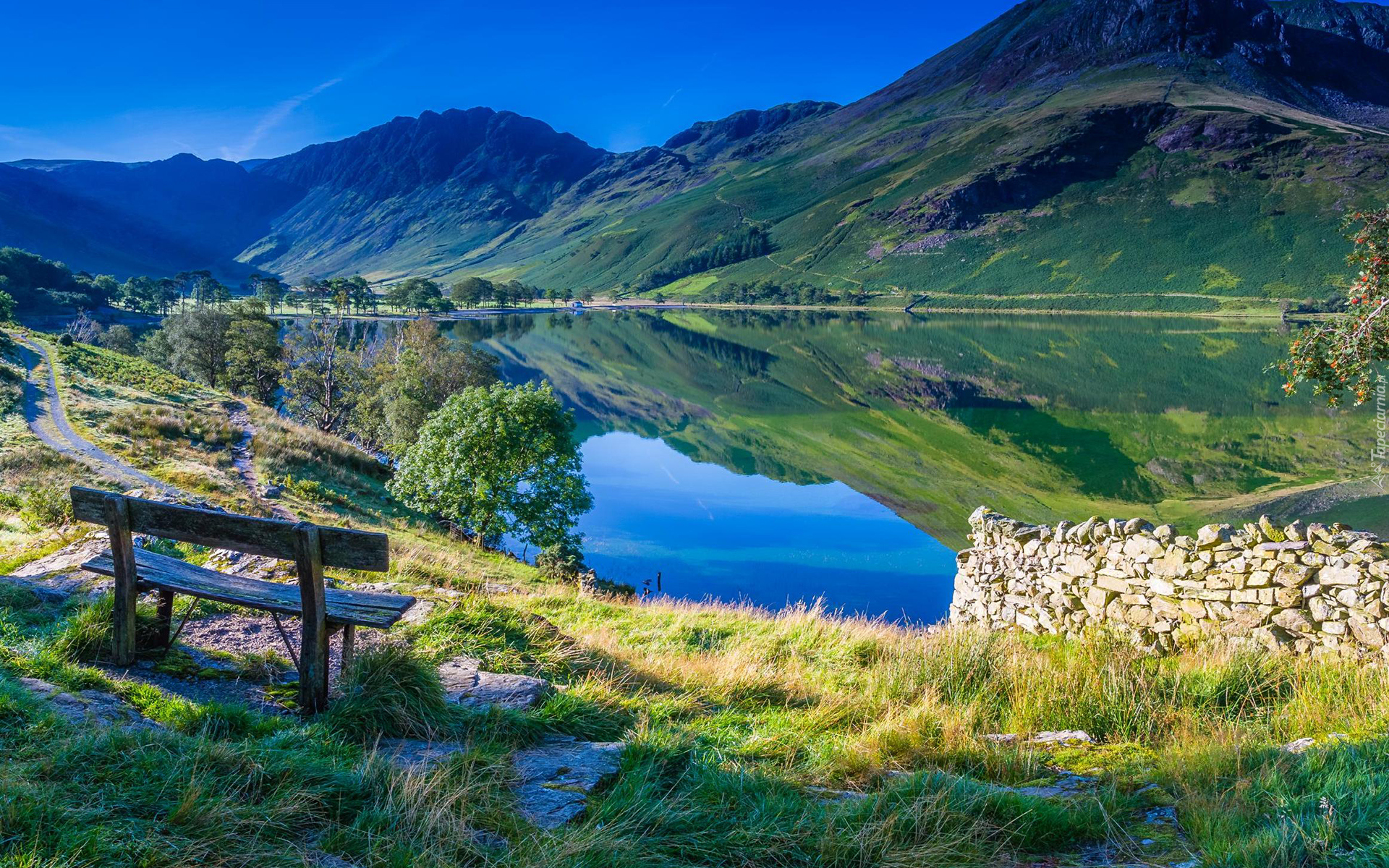 Góry, Staw Bowscale Tarn, Ławka, Kamienie, Ścieżka, Park Narodowy Lake District, Kumbria, Anglia