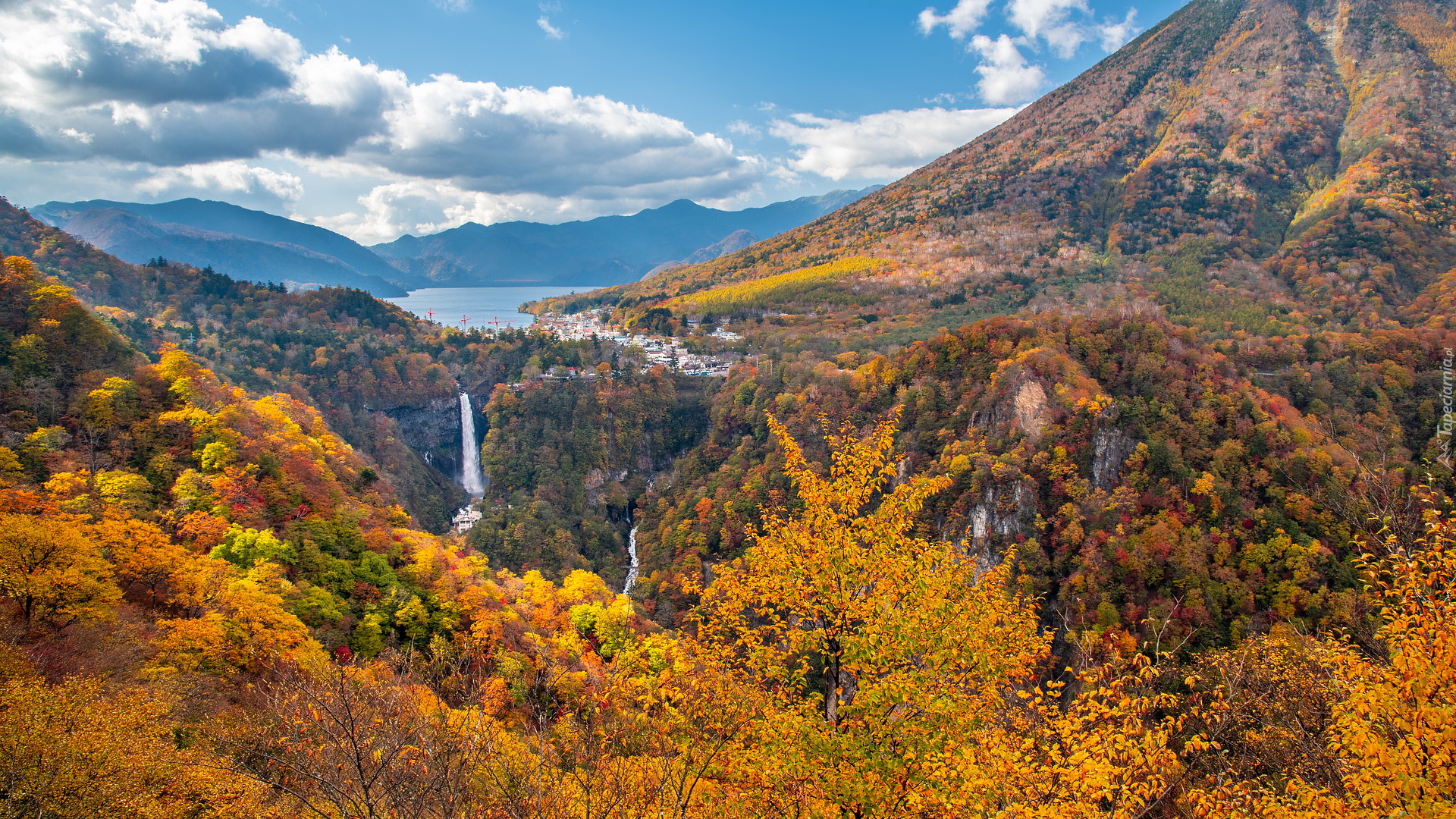 Park Narodowy Nikko, Góry, Góra Nantai, Jezioro Chuzenji, Drzewa, Jesień, Prefektura Tochigi, Honsiu, Japonia