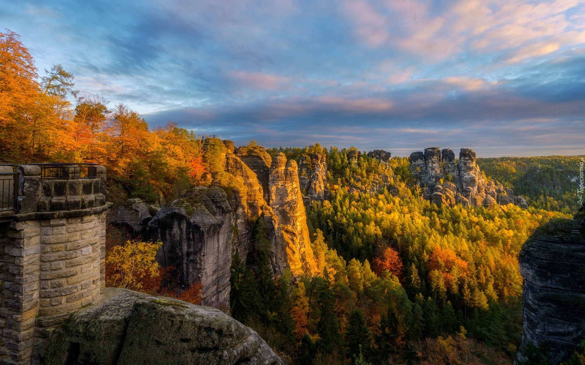 Niemcy, Saksonia, Park Narodowy Saskiej Szwajcarii, Góry Połabskie, Las, Drzewa, Skały, Jesień, Chmury