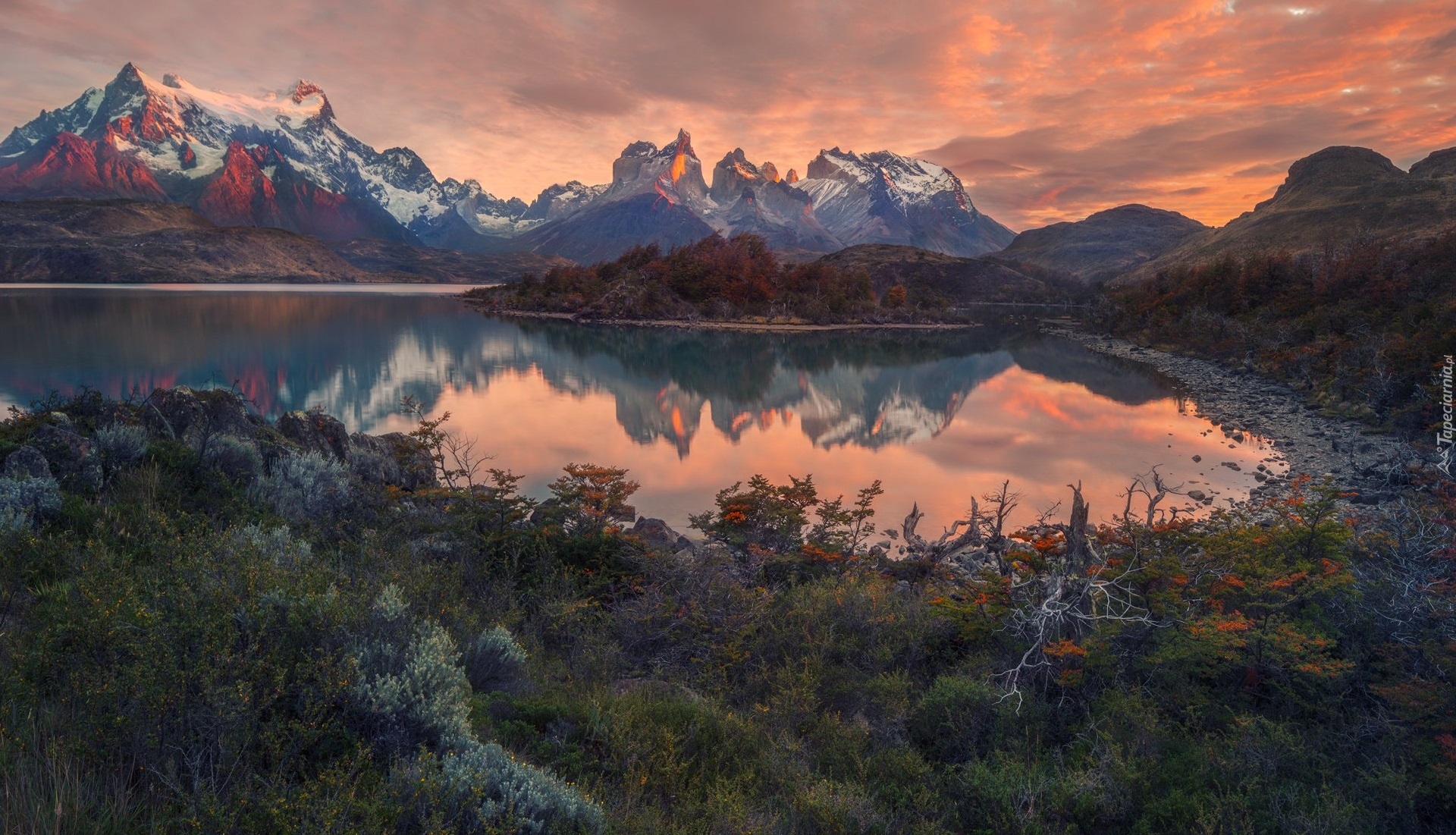 Chile, Patagonia, Park Narodowy Torres Del Paine, Jezioro, Góry Cordillera del Paine, Masyw Torres del Paine, Zachód Słońca