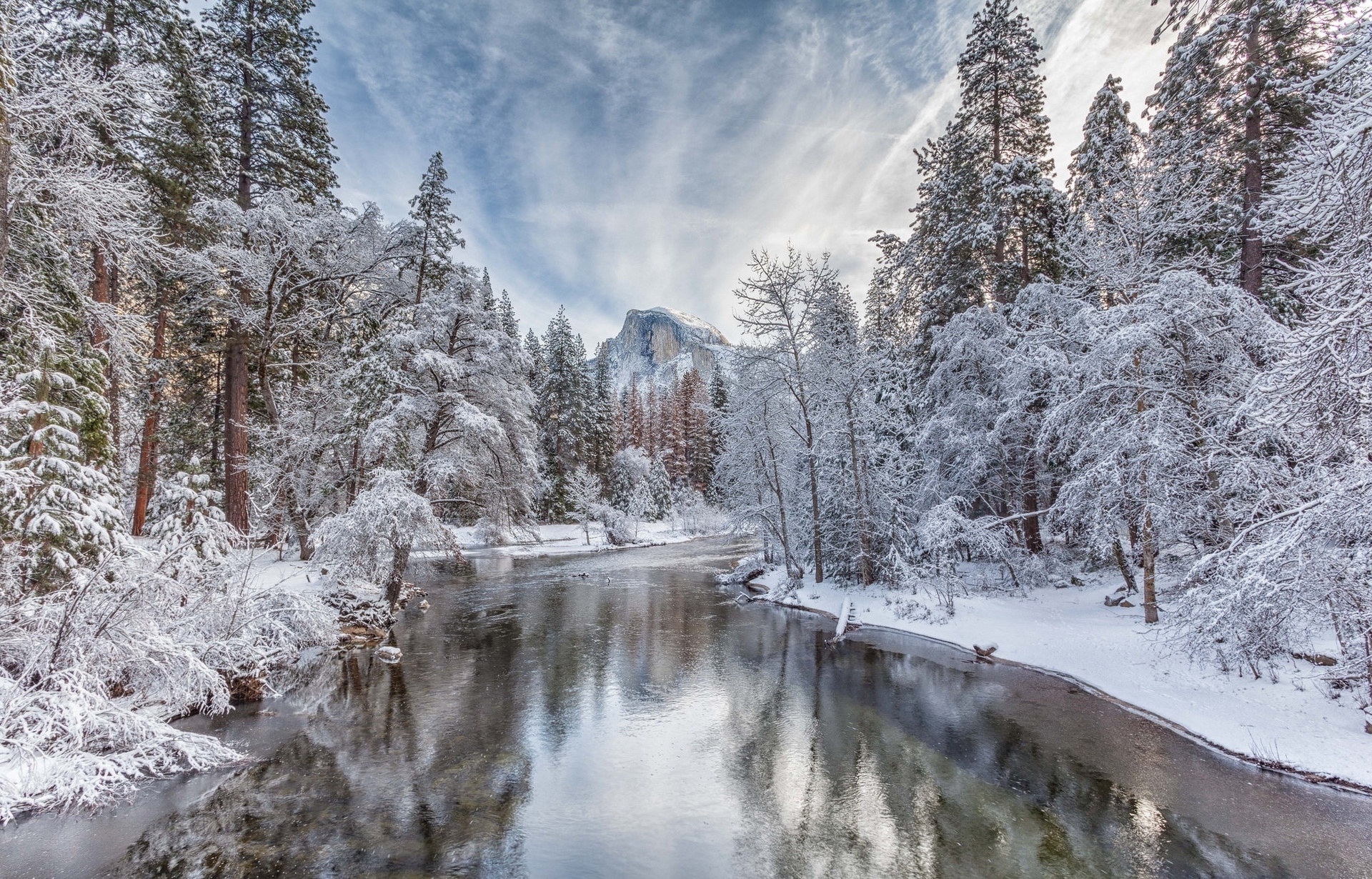 Park Narodowy Yosemite, Rzeka Merced River, Góry, Śnieg, Drzewa, Lasy, Chmury, Szron, Zima, Kalifornia, Stany Zjednoczone
