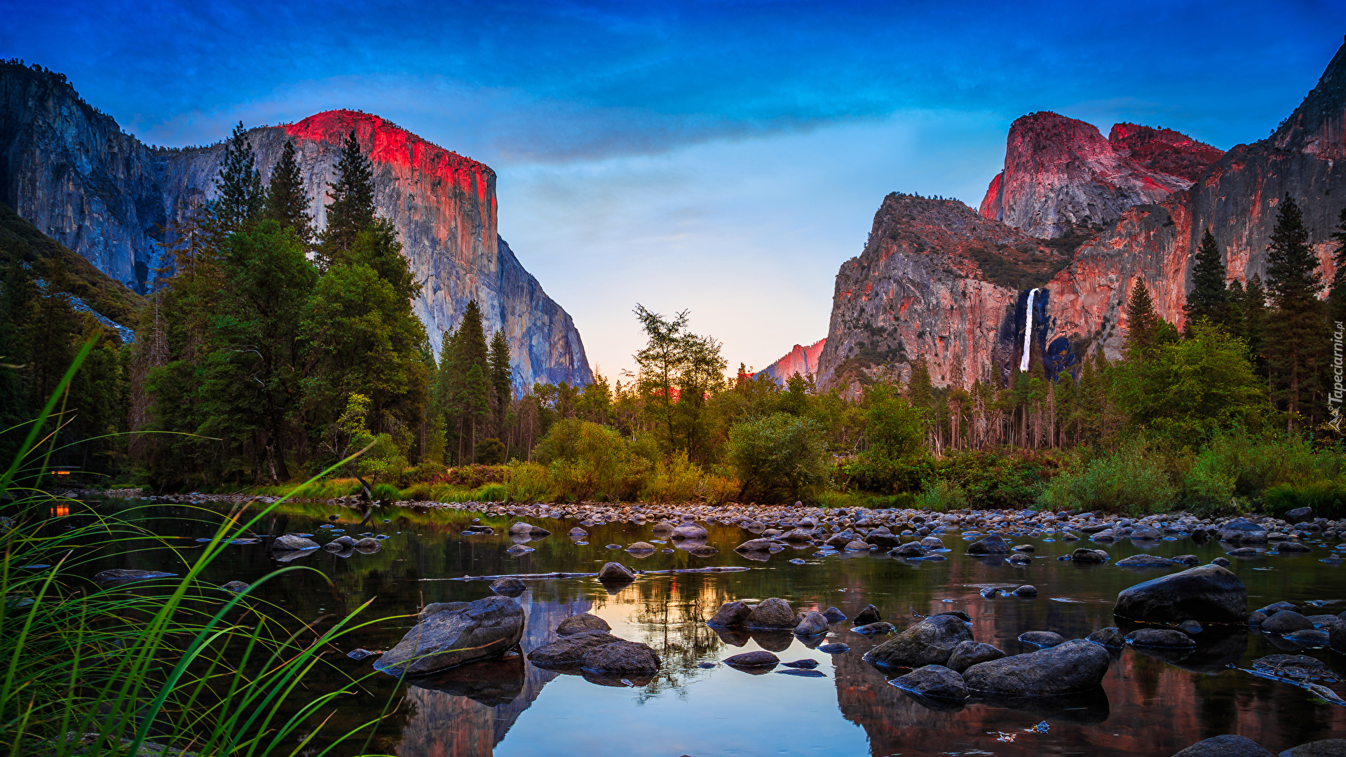 Góry, Niebo, Drzewa, Trawa, Rzeka Merced, Kamienie, Park Narodowy Yosemite, Kalifornia, Stany Zjednoczone