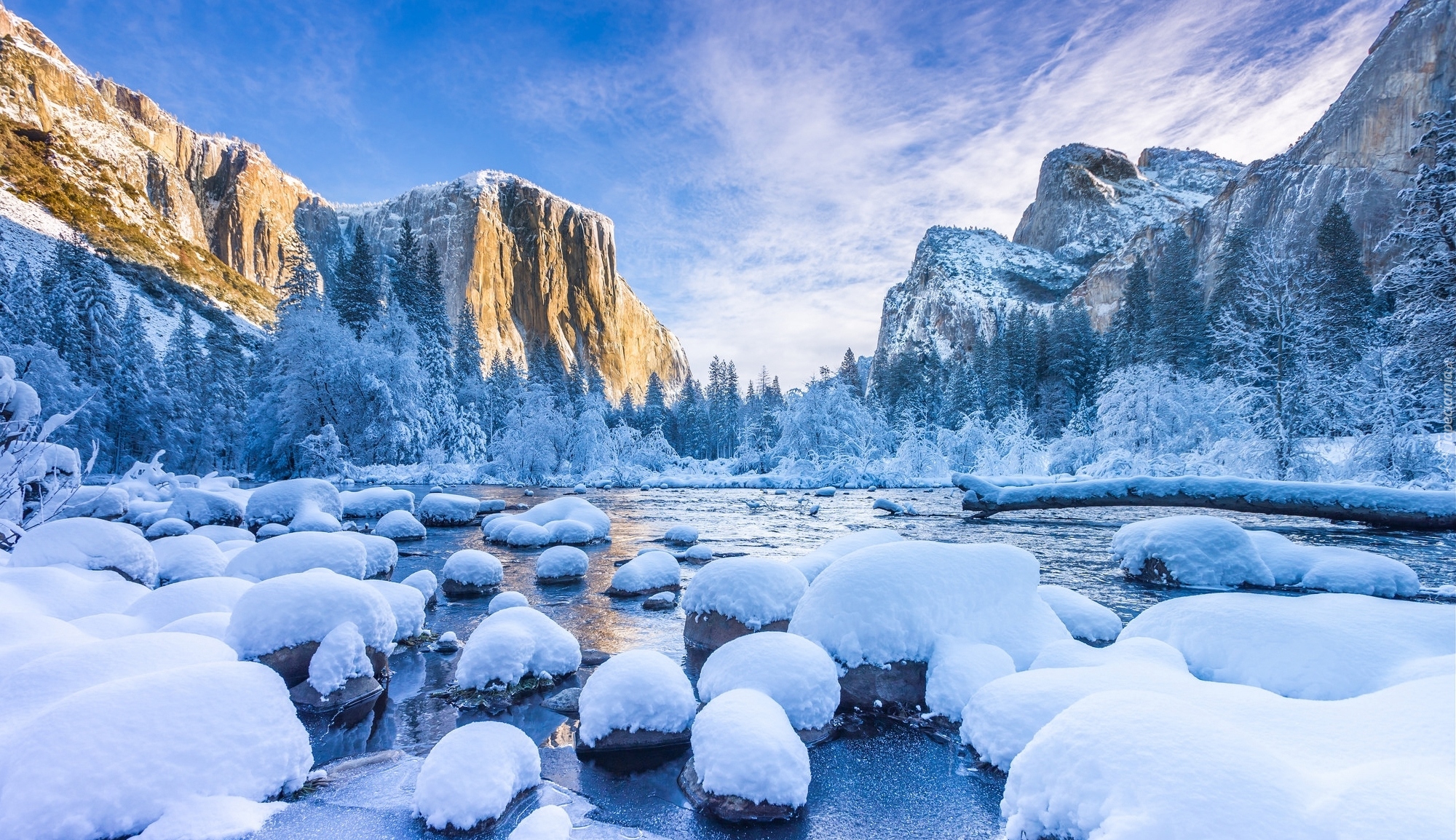 Zima, Park Narodowy Yosemite, Drzewa, Góry, Rzeka, Ośnieżone, Kamienie, Chmury, Kalifornia, Stany Zjednoczone
