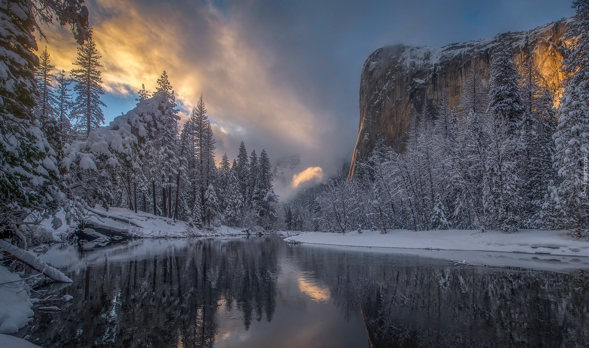 Stany Zjednoczone, Stan Kalifornia, Park Narodowy Yosemite, Góry, Sierra Nevada, Rzeka, Merced River, Zima, Las, Drzewa, Chmury