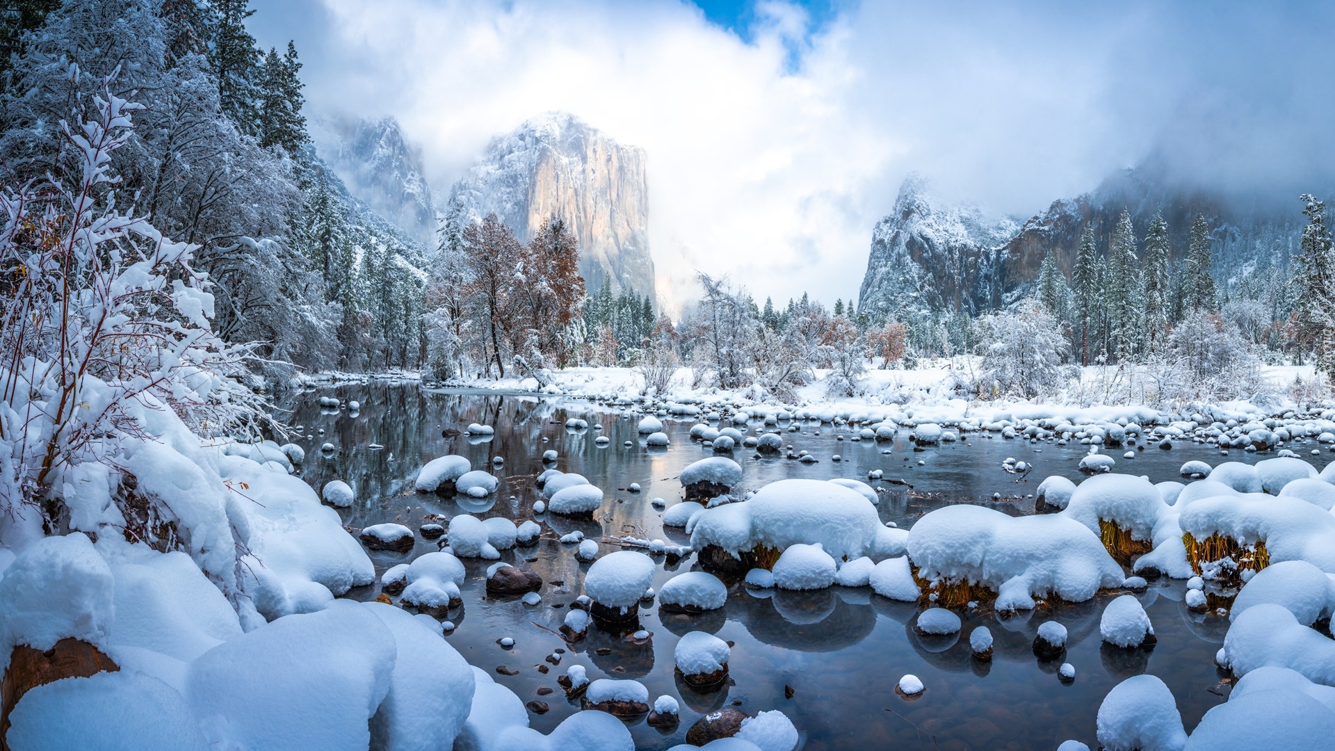 Stany Zjednoczone, Stan Kalifornia, Park Narodowy Yosemite, Zima, Góry, Rzeka Merced, Kamienie, Drzewa, Chmury, Mgła