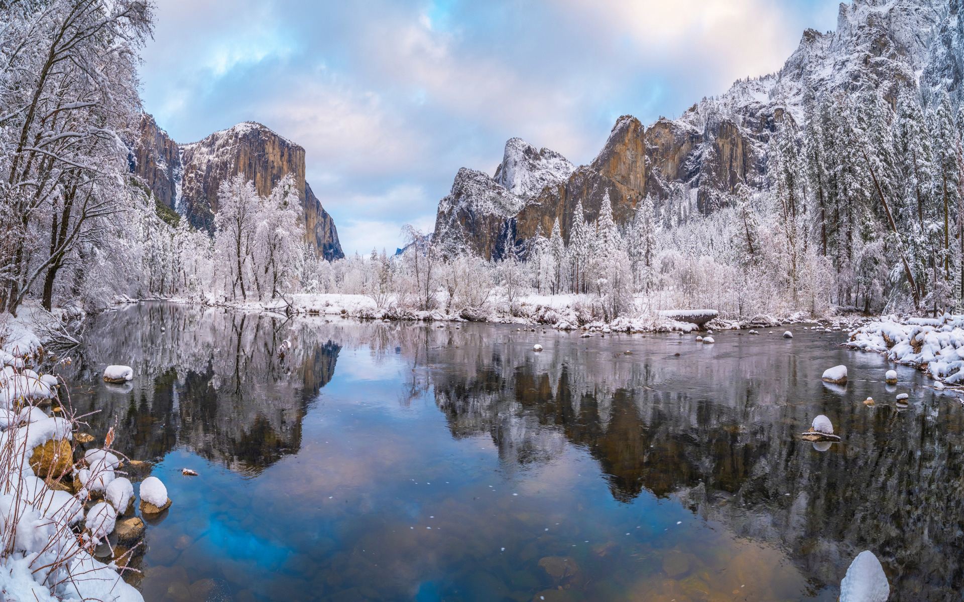 Zima, Góry, Drzewa, Rzeka, Merced River, Odbicie, Kamienie, Chmury, Śnieg, Park Narodowy Yosemite, Kalifornia, Stany Zjednoczone