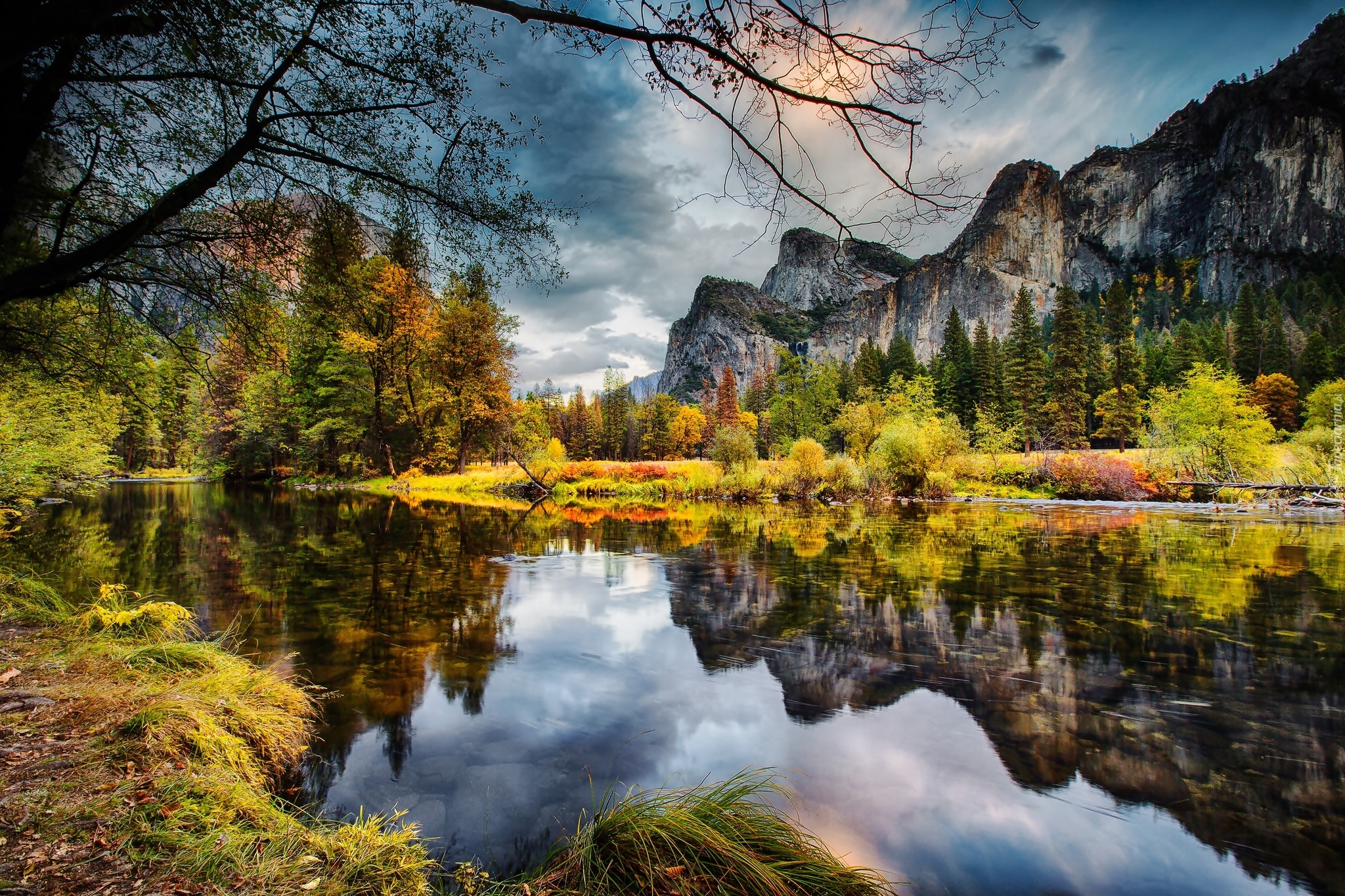 Stany Zjednoczone, Kalifornia, Park Narodowy Yosemite, Góry, Rzeka Merced, Drzewa, Chmury, Odbicie