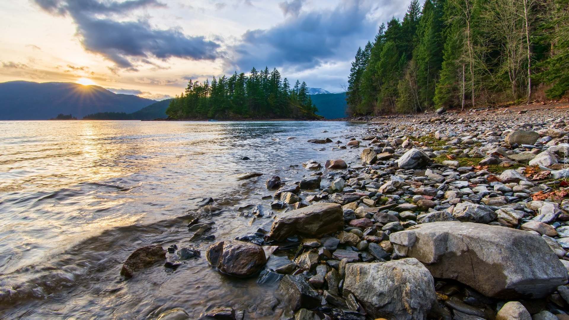 Park prowincjonalny Sasquatch, Kolumbia Brytyjska, Kanada, Kamienie, Jezioro Harrison Lake, Drzewa, Promienie słońca